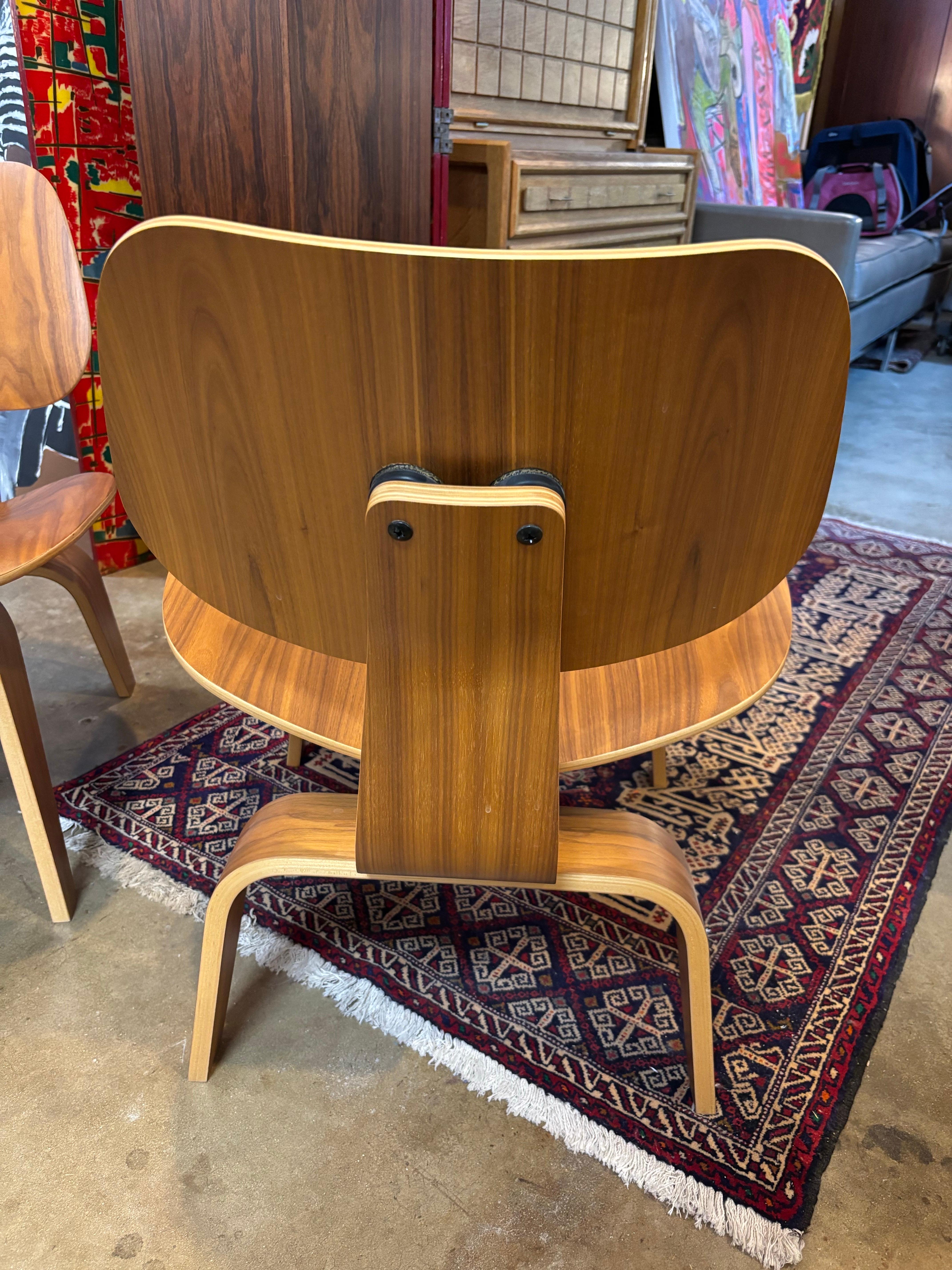 Américain Paire de chaises LCW Eames en contreplaqué moulé, 2013 en vente