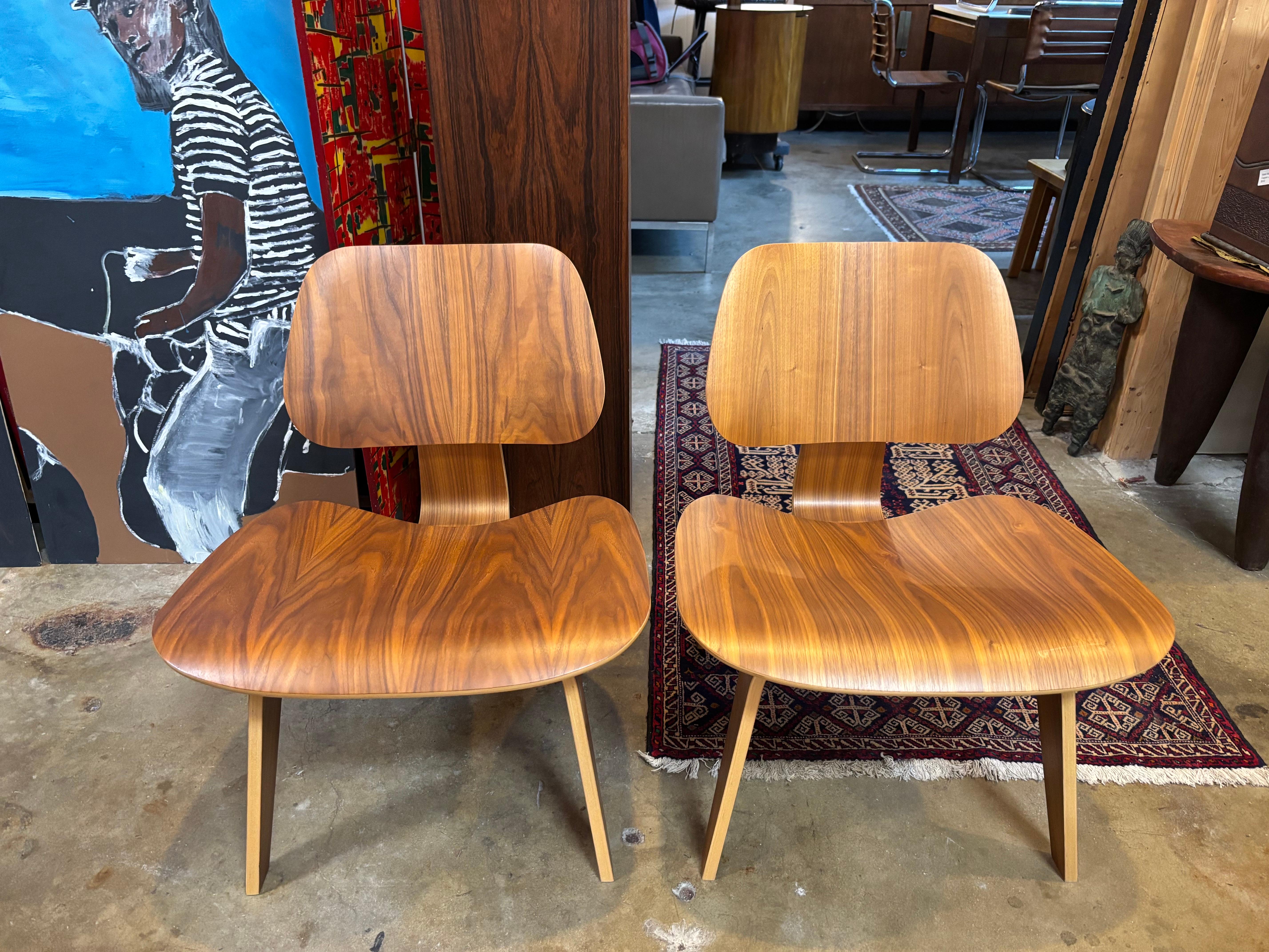 Paire de chaises LCW Eames en contreplaqué moulé, 2013 Bon état - En vente à San Antonio, TX