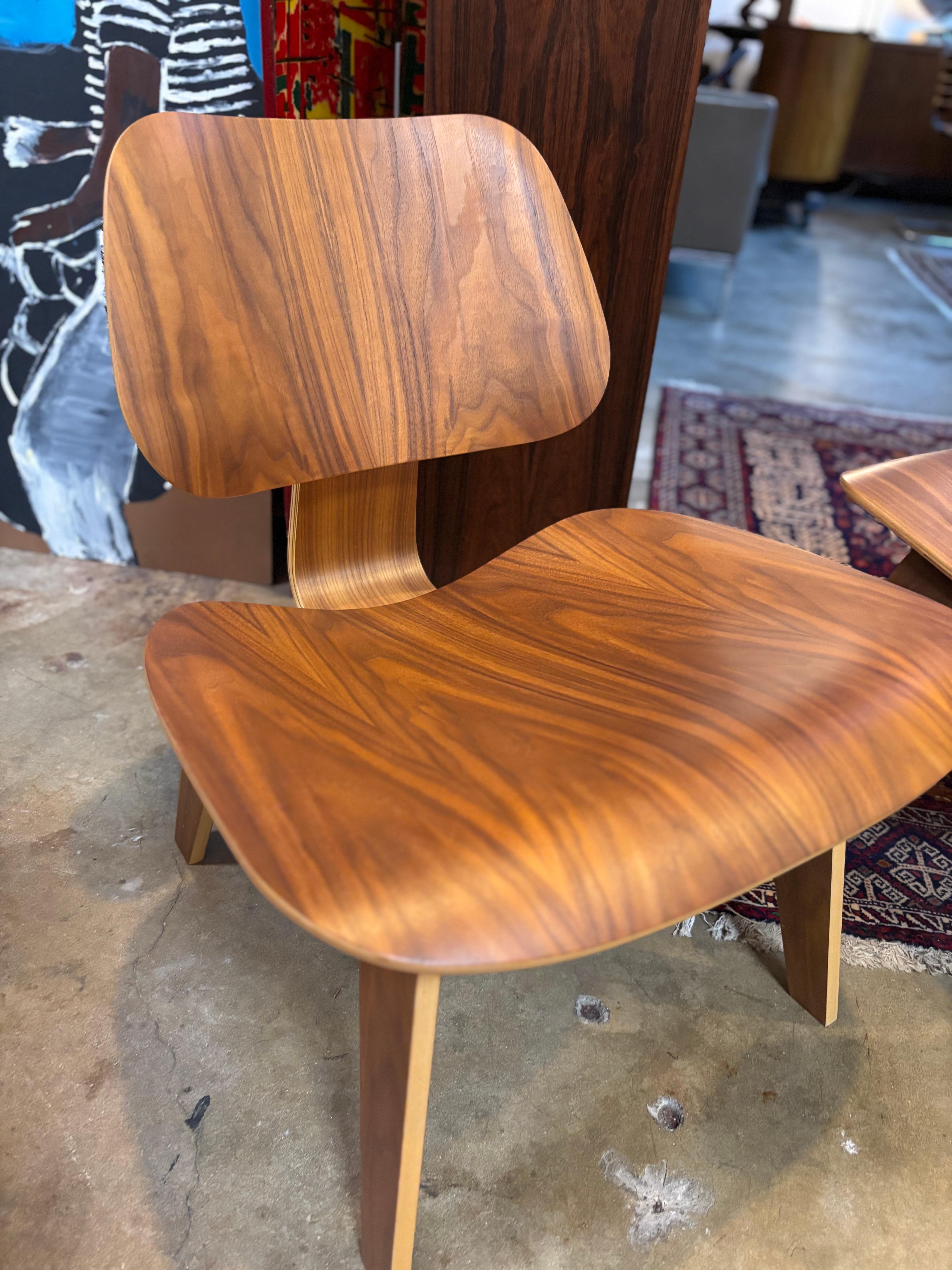XXIe siècle et contemporain Paire de chaises LCW Eames en contreplaqué moulé, 2013 en vente