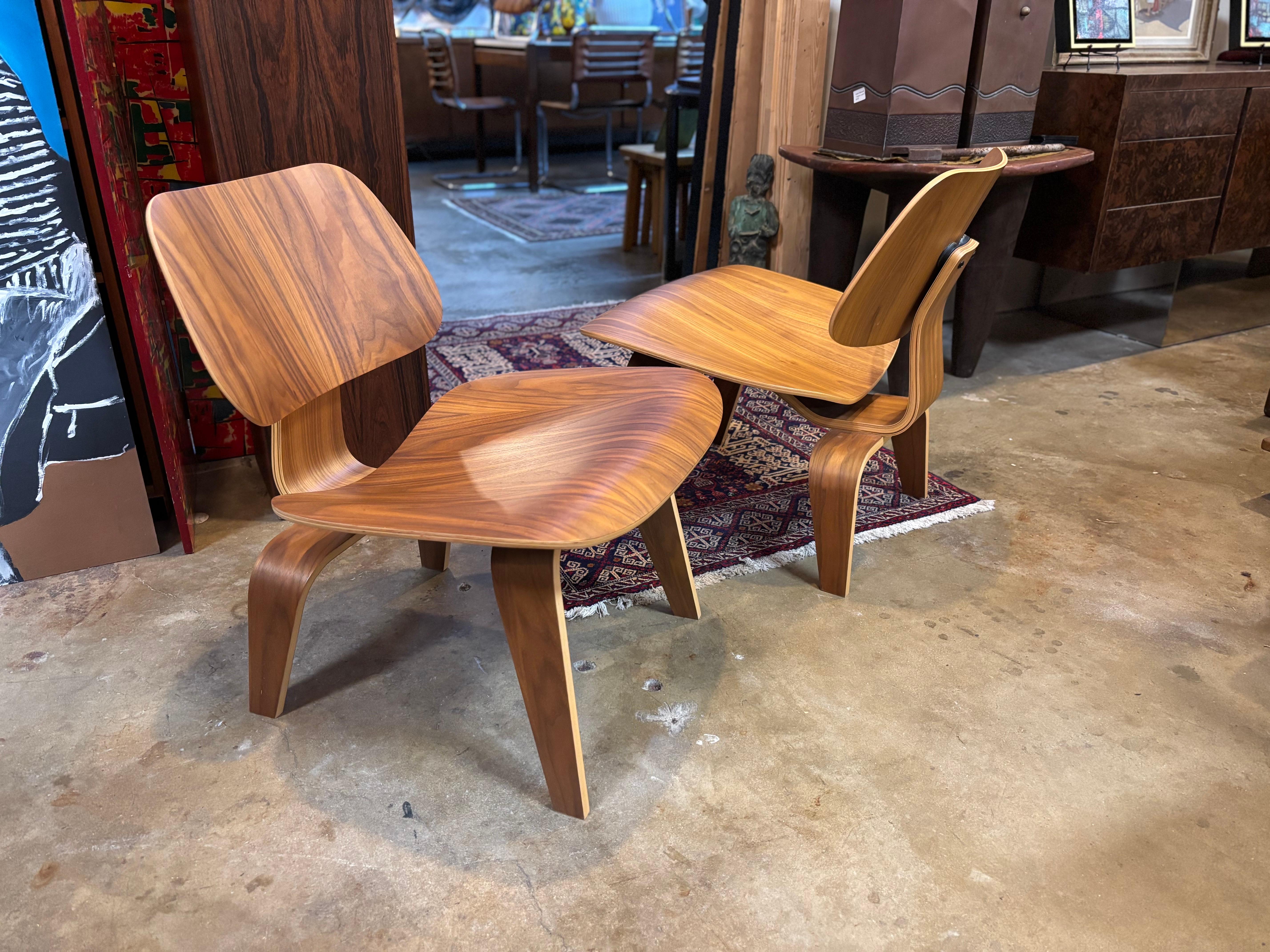 Contreplaqué Paire de chaises LCW Eames en contreplaqué moulé, 2013 en vente