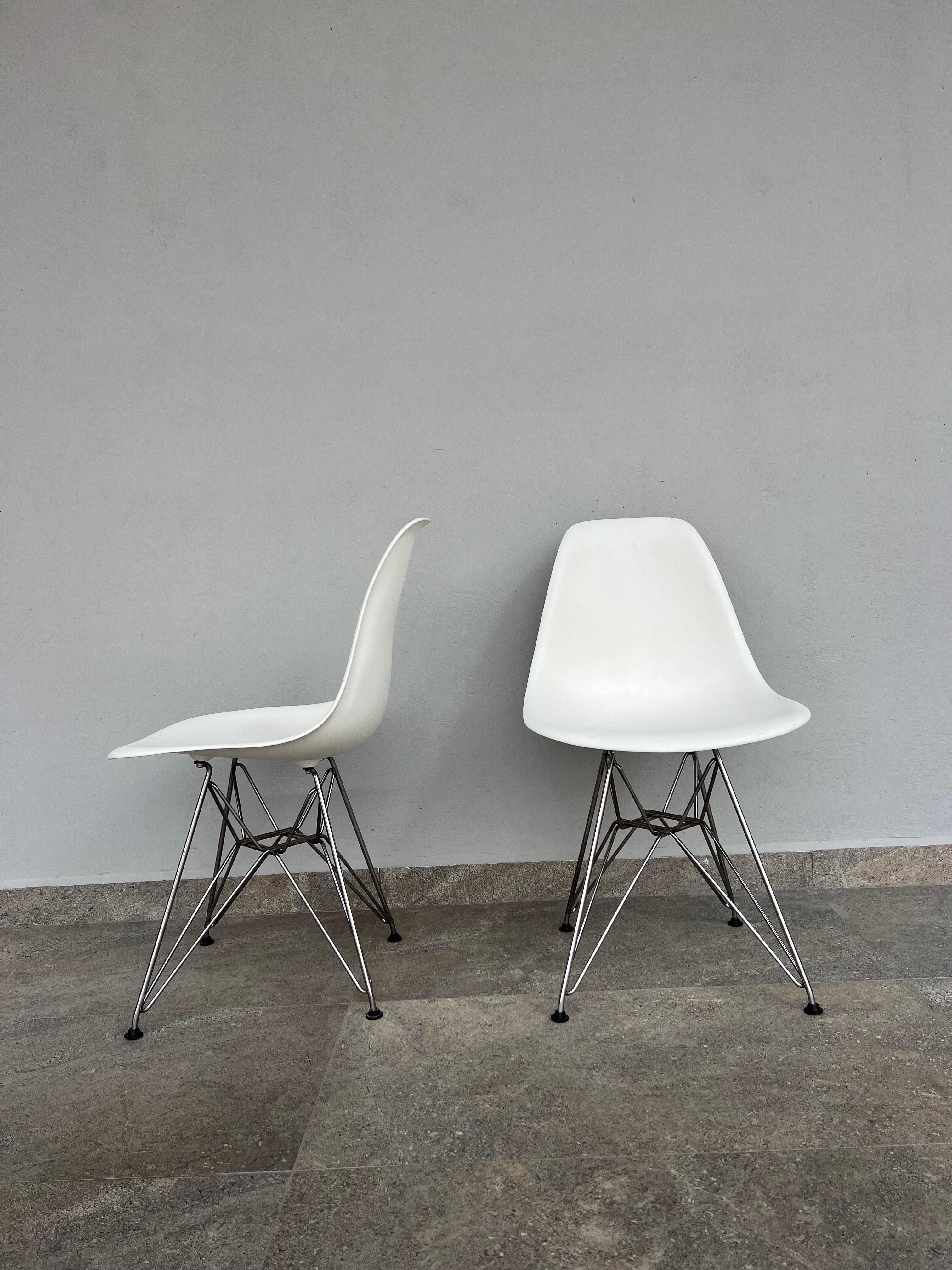 Paar Eames-Stühle aus geformtem weißem Kunststoff mit Eiffelturm-Sockeln aus Kunststoff (Moderne der Mitte des Jahrhunderts) im Angebot