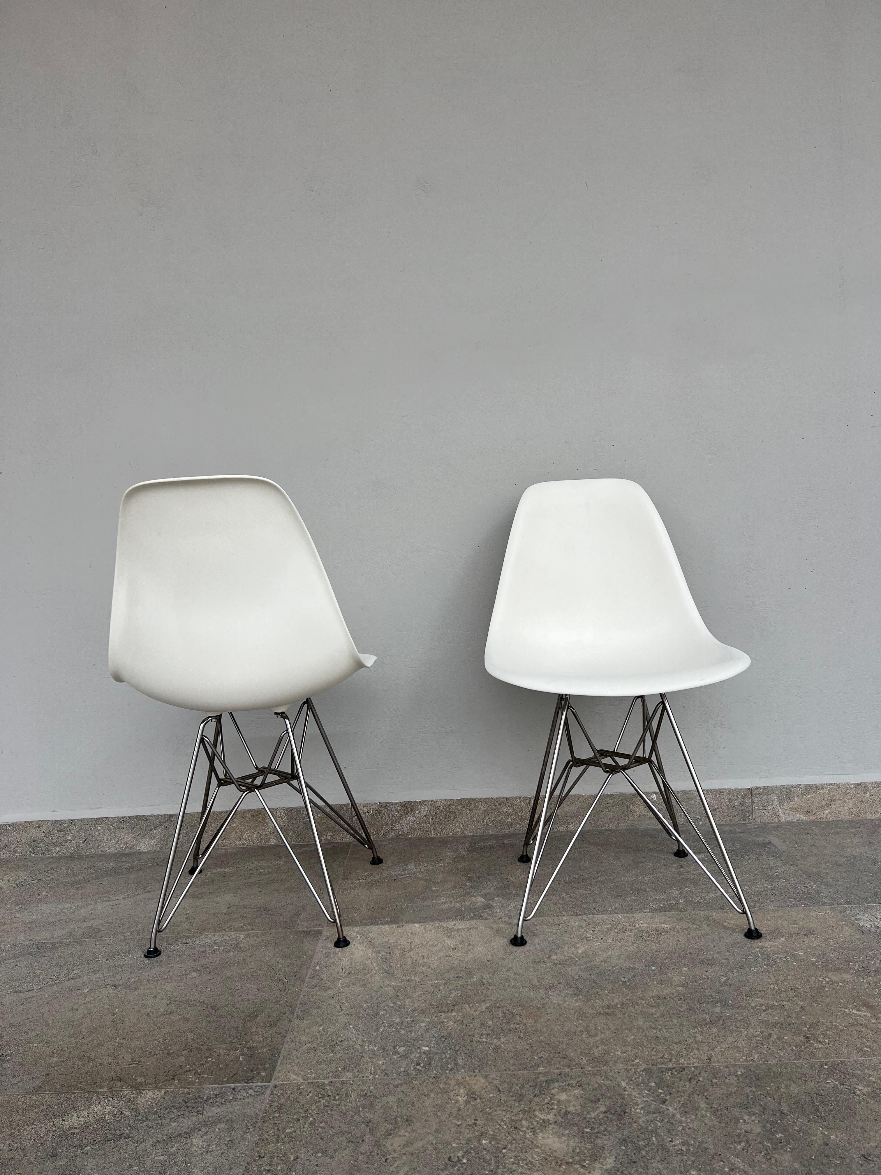 Paar Eames-Stühle aus geformtem weißem Kunststoff mit Eiffelturm-Sockeln aus Kunststoff (amerikanisch) im Angebot