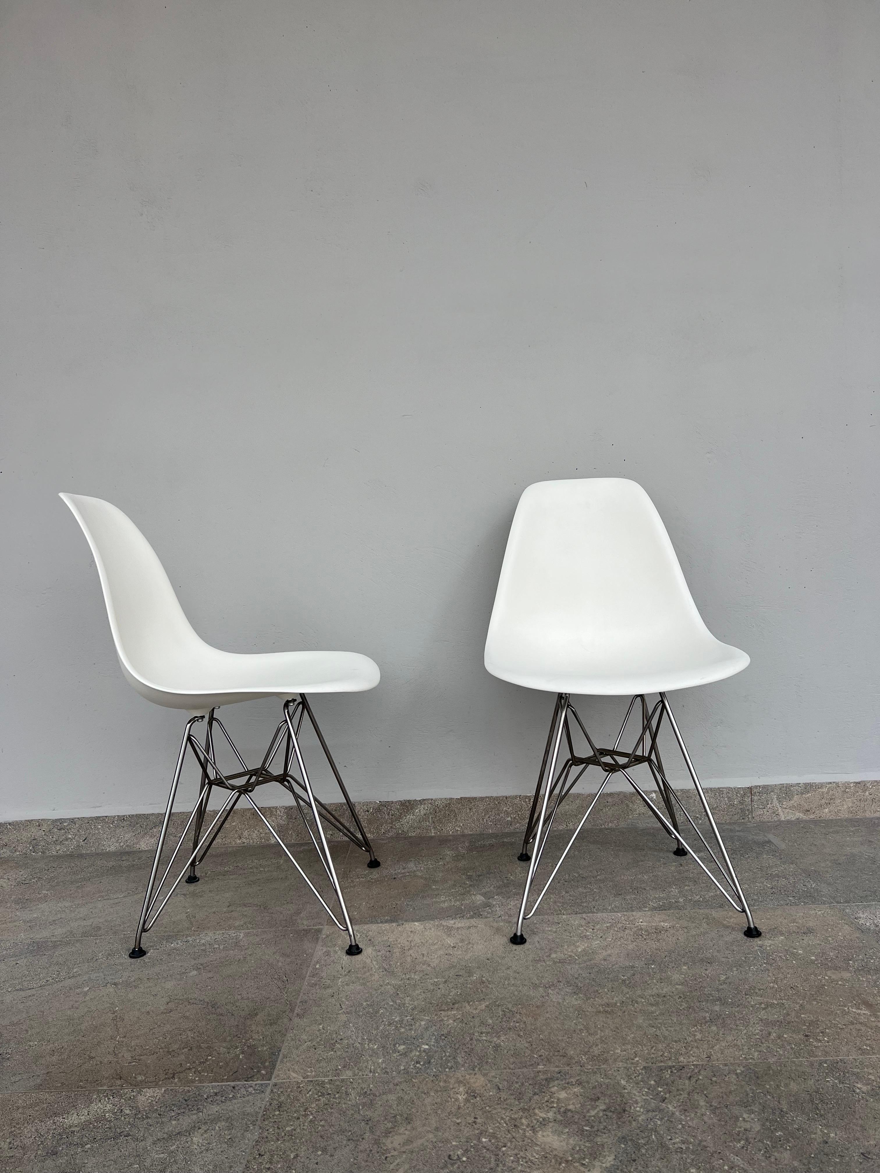 Paar Eames-Stühle aus geformtem weißem Kunststoff mit Eiffelturm-Sockeln aus Kunststoff (Geformt) im Angebot