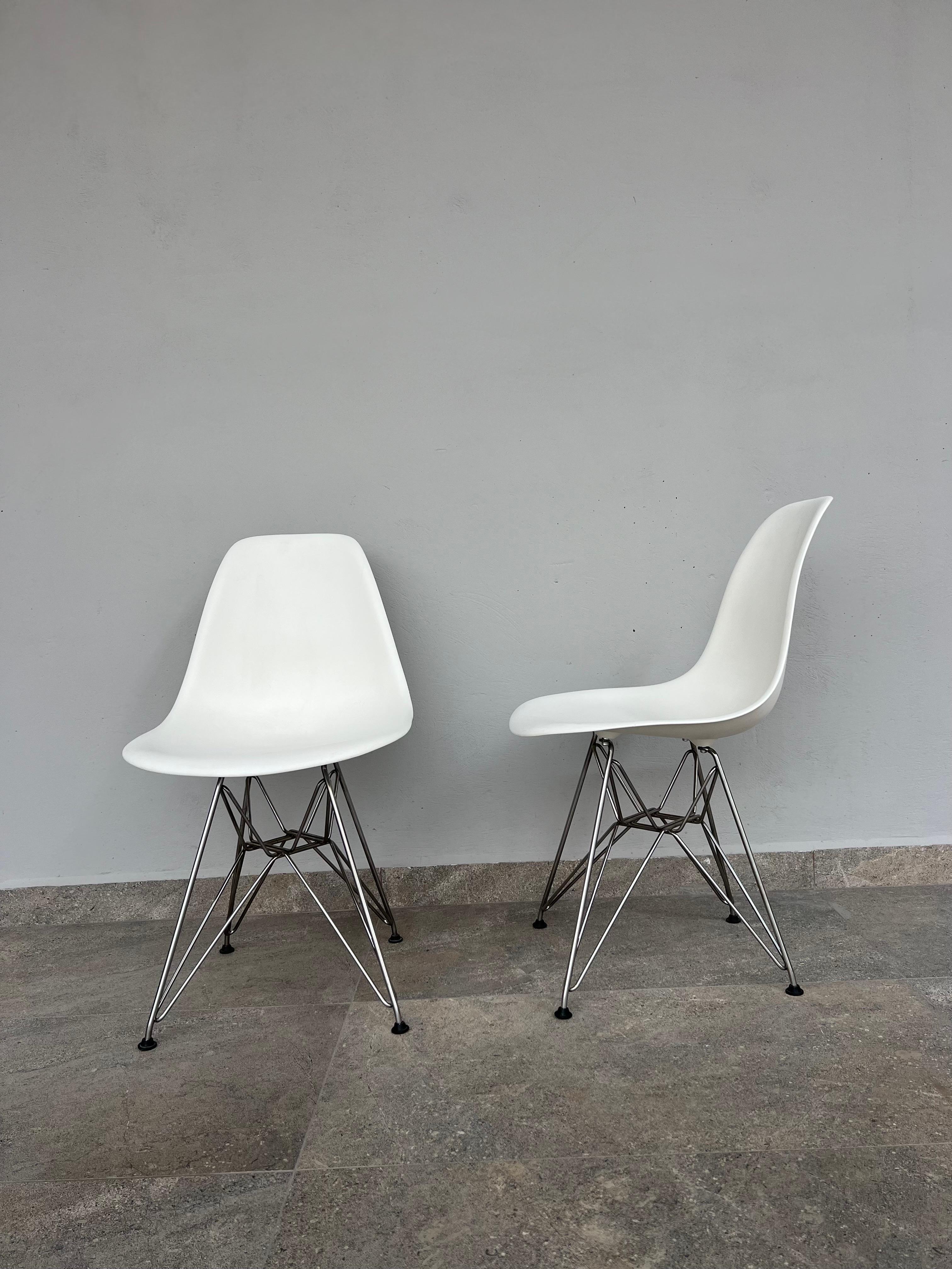 Contemporary Pair of Eames Molded White Plastic Chairs with Eiffel Tower Bases For Sale