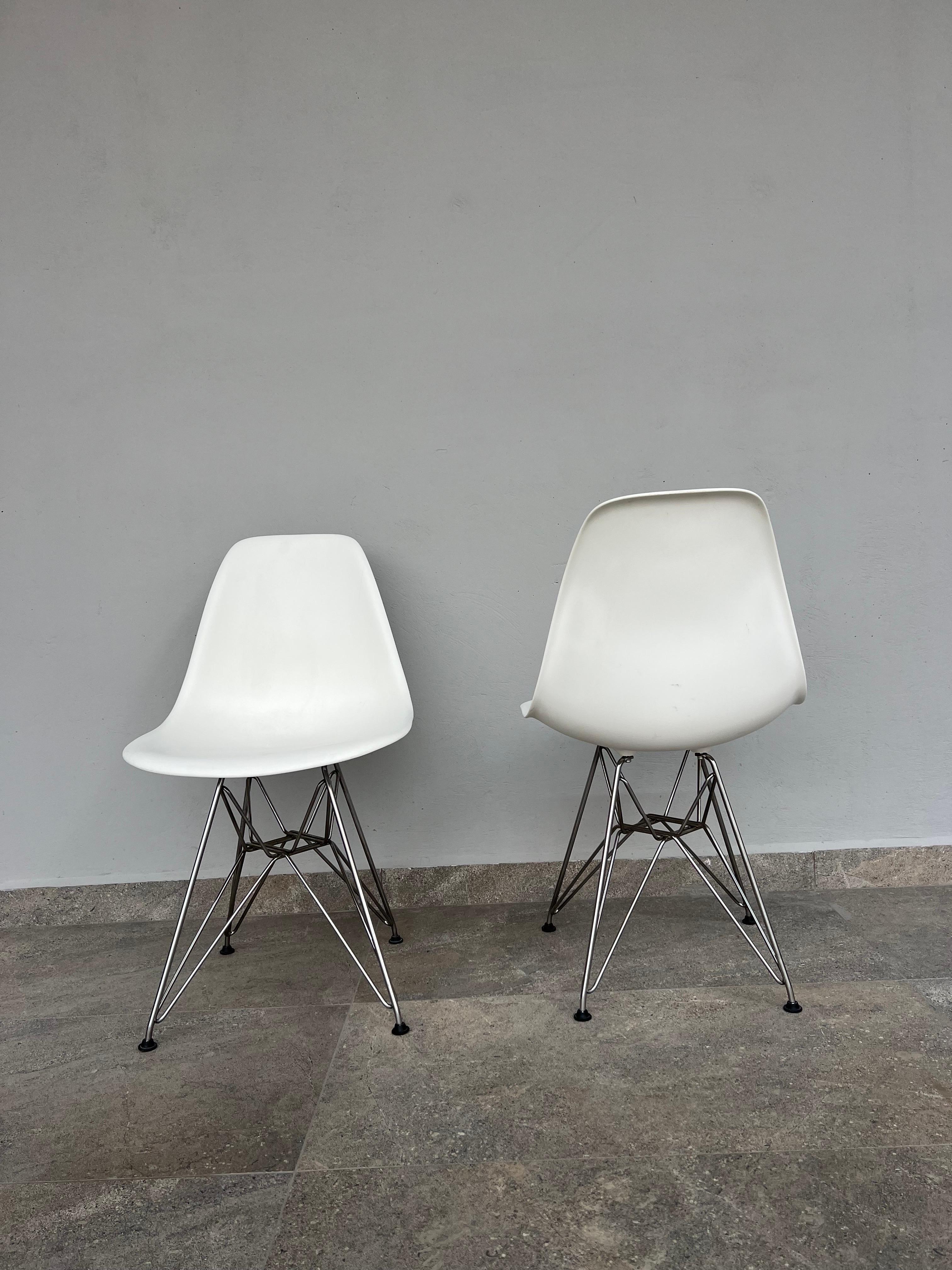 Paar Eames-Stühle aus geformtem weißem Kunststoff mit Eiffelturm-Sockeln aus Kunststoff (21. Jahrhundert und zeitgenössisch) im Angebot
