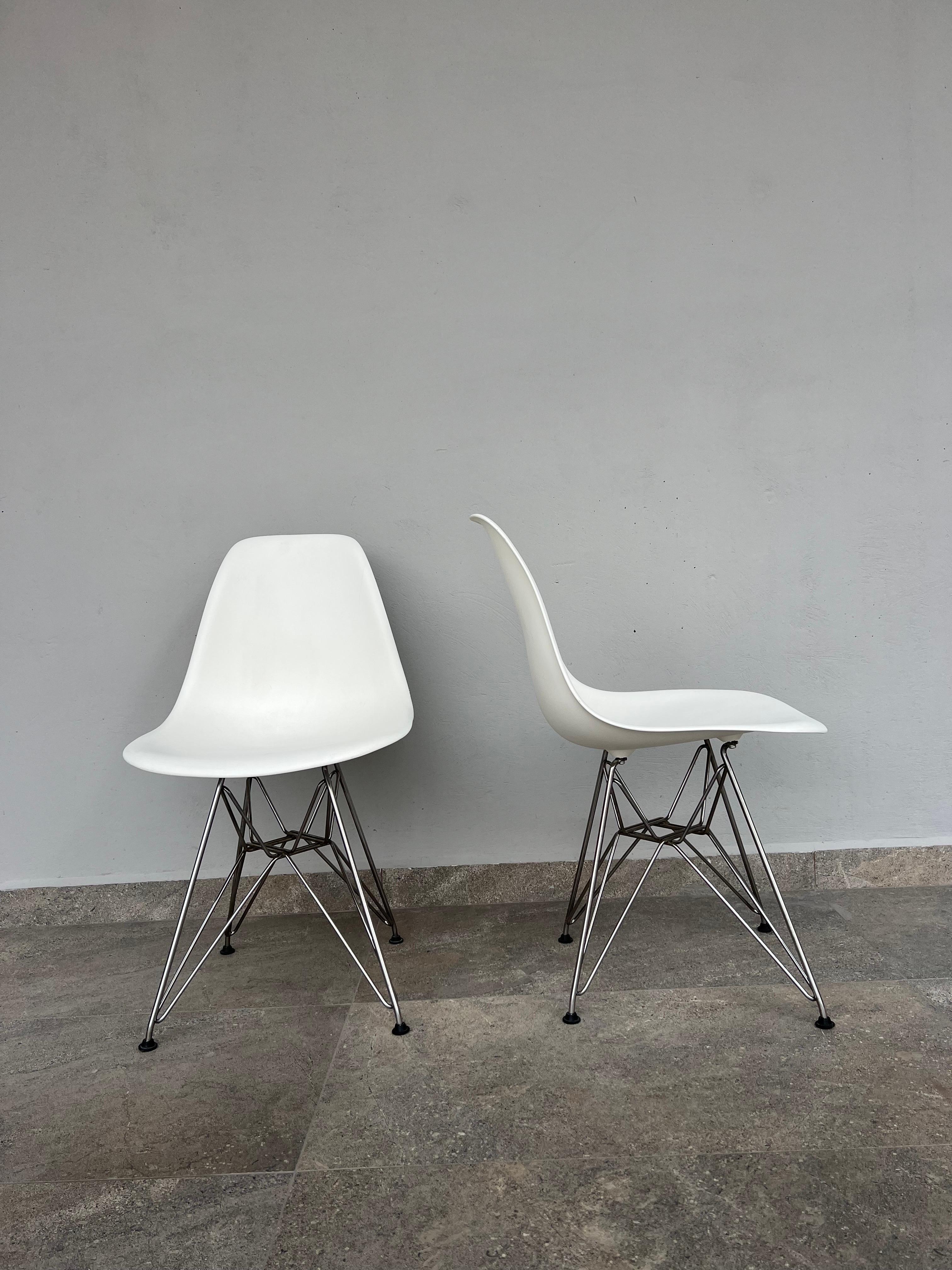 Paar Eames-Stühle aus geformtem weißem Kunststoff mit Eiffelturm-Sockeln aus Kunststoff im Angebot 1