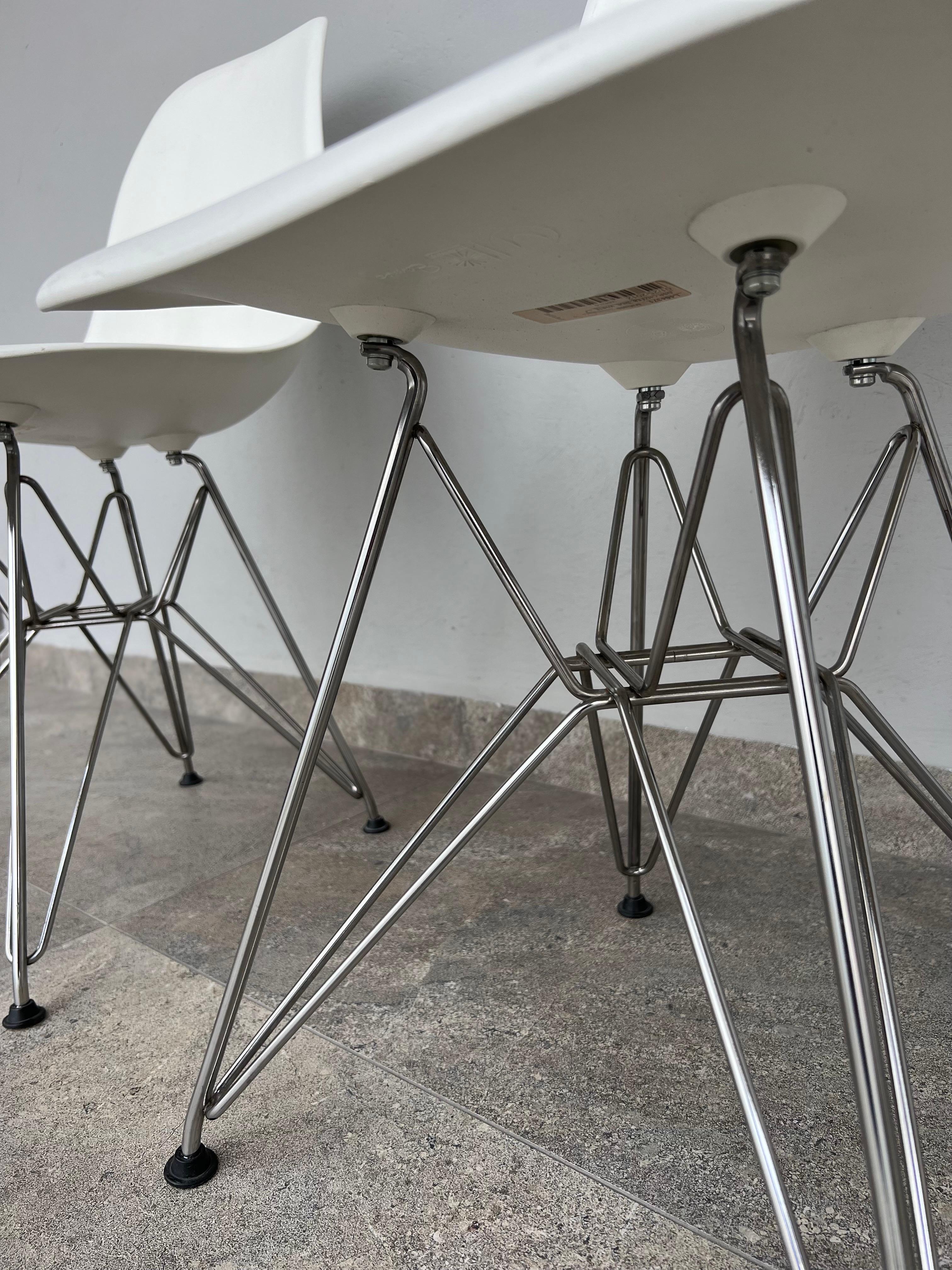 Paar Eames-Stühle aus geformtem weißem Kunststoff mit Eiffelturm-Sockeln aus Kunststoff im Angebot 2