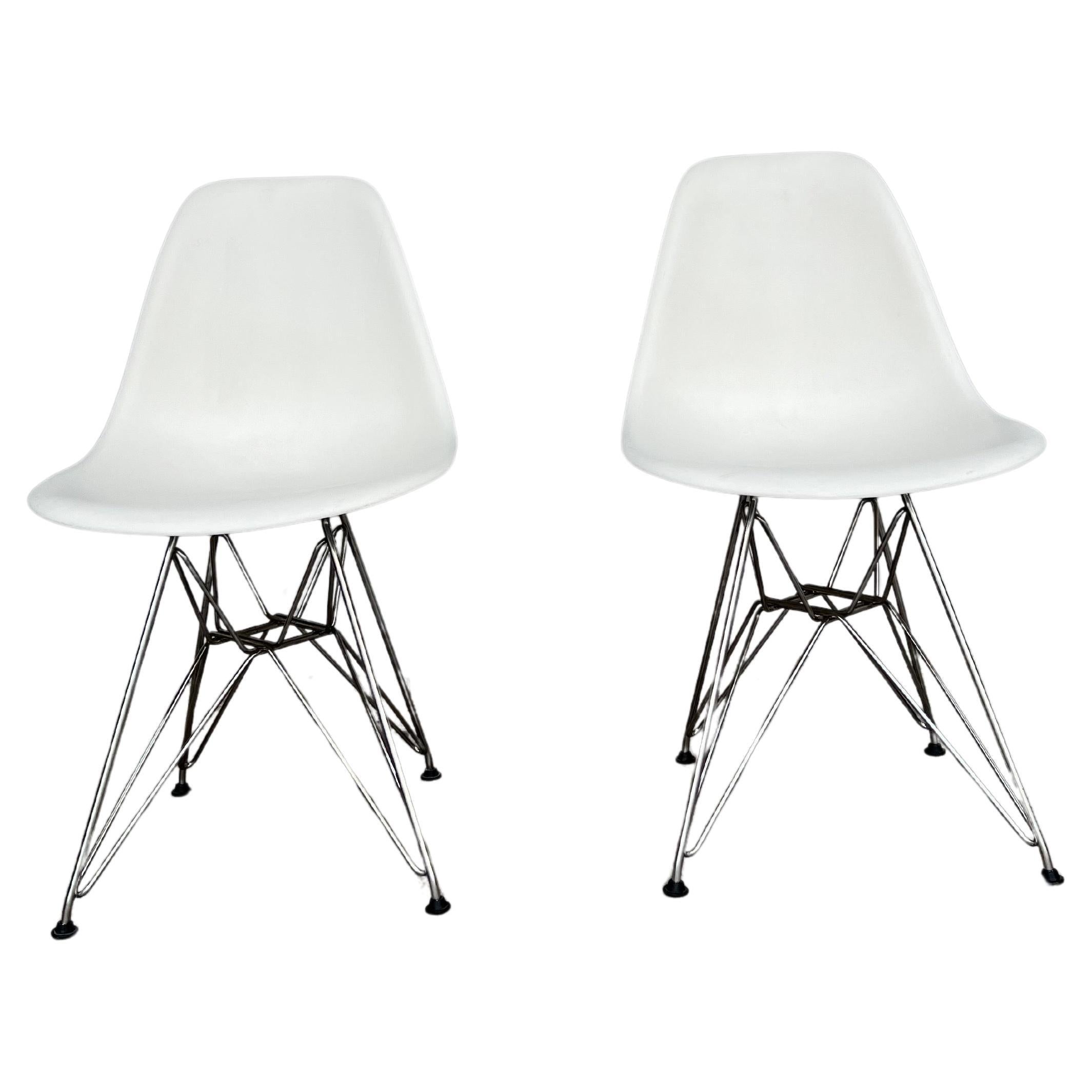 Paar Eames-Stühle aus geformtem weißem Kunststoff mit Eiffelturm-Sockeln aus Kunststoff
