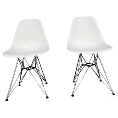 Paire de chaises Eames en plastique blanc moulé avec bases en tour Eiffel
