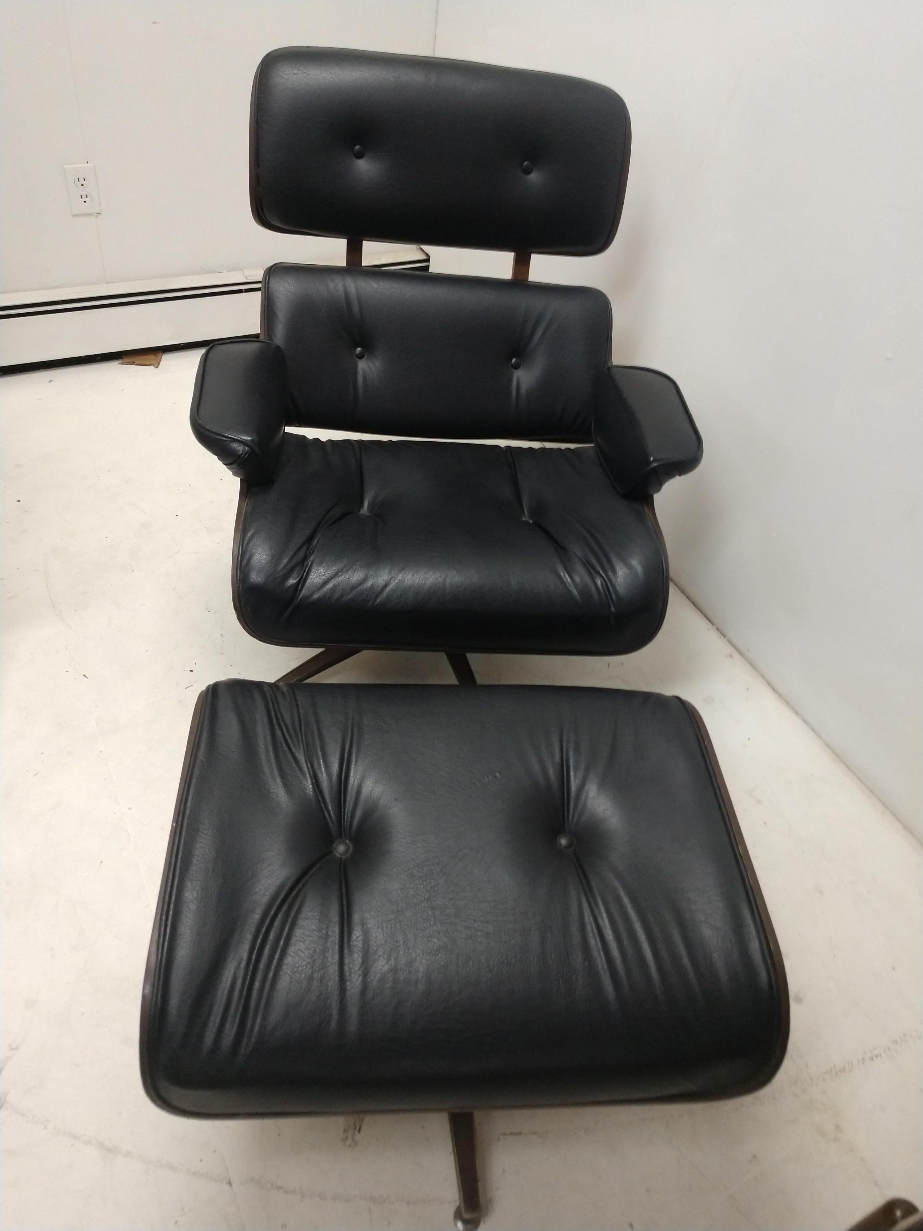 Naugahyde Pair of Mid Century Modern Walnut Lounge Chairs & Ottoman Selig