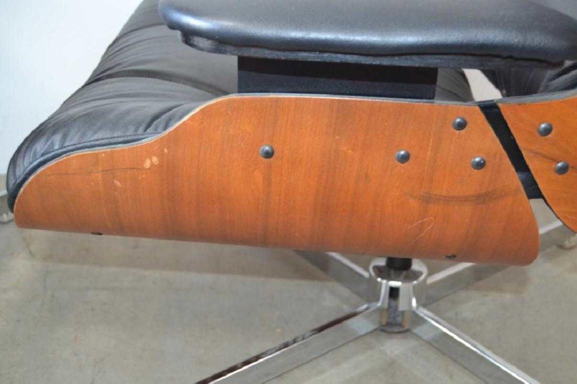 Pair of Eames Style Mid-Century Modern Lounge Chairs with Matching Ottomans In Good Condition In Pasadena, CA