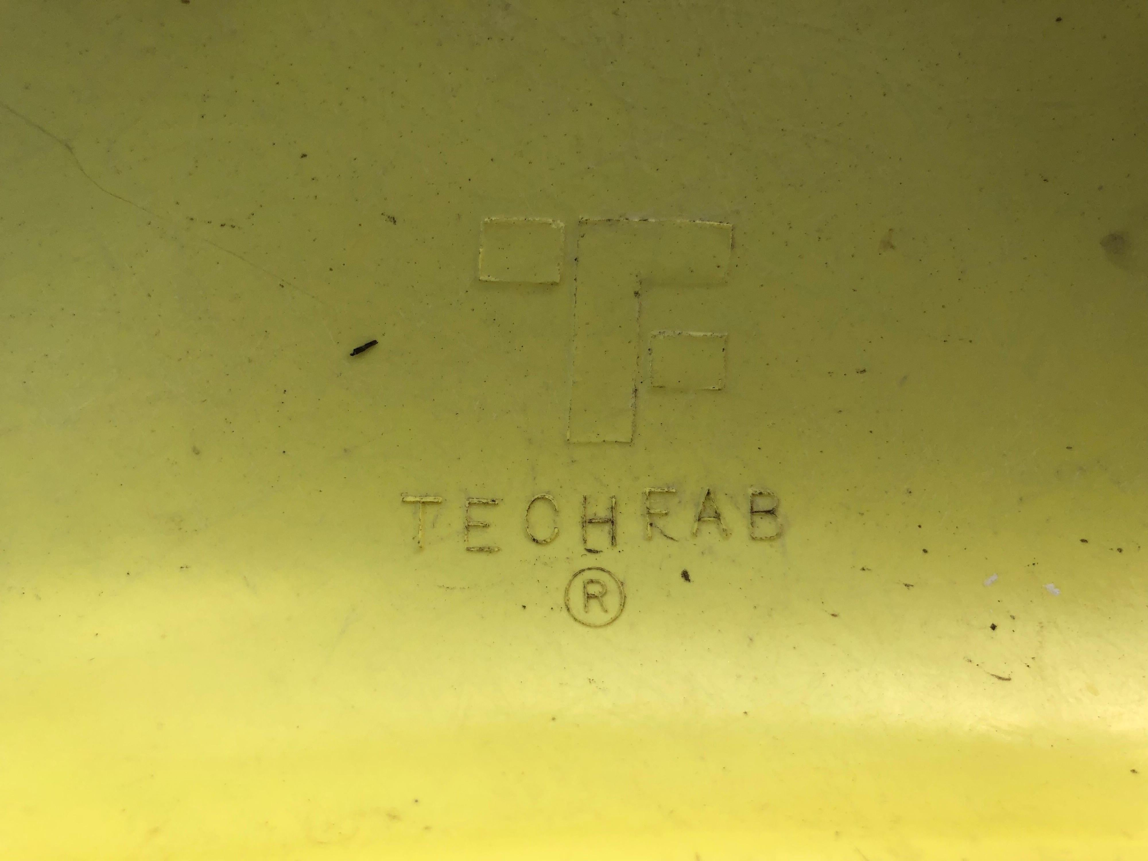 Paire de  Chaises à coquille en fibre de verre jaune de Techfab (2) en vente 10