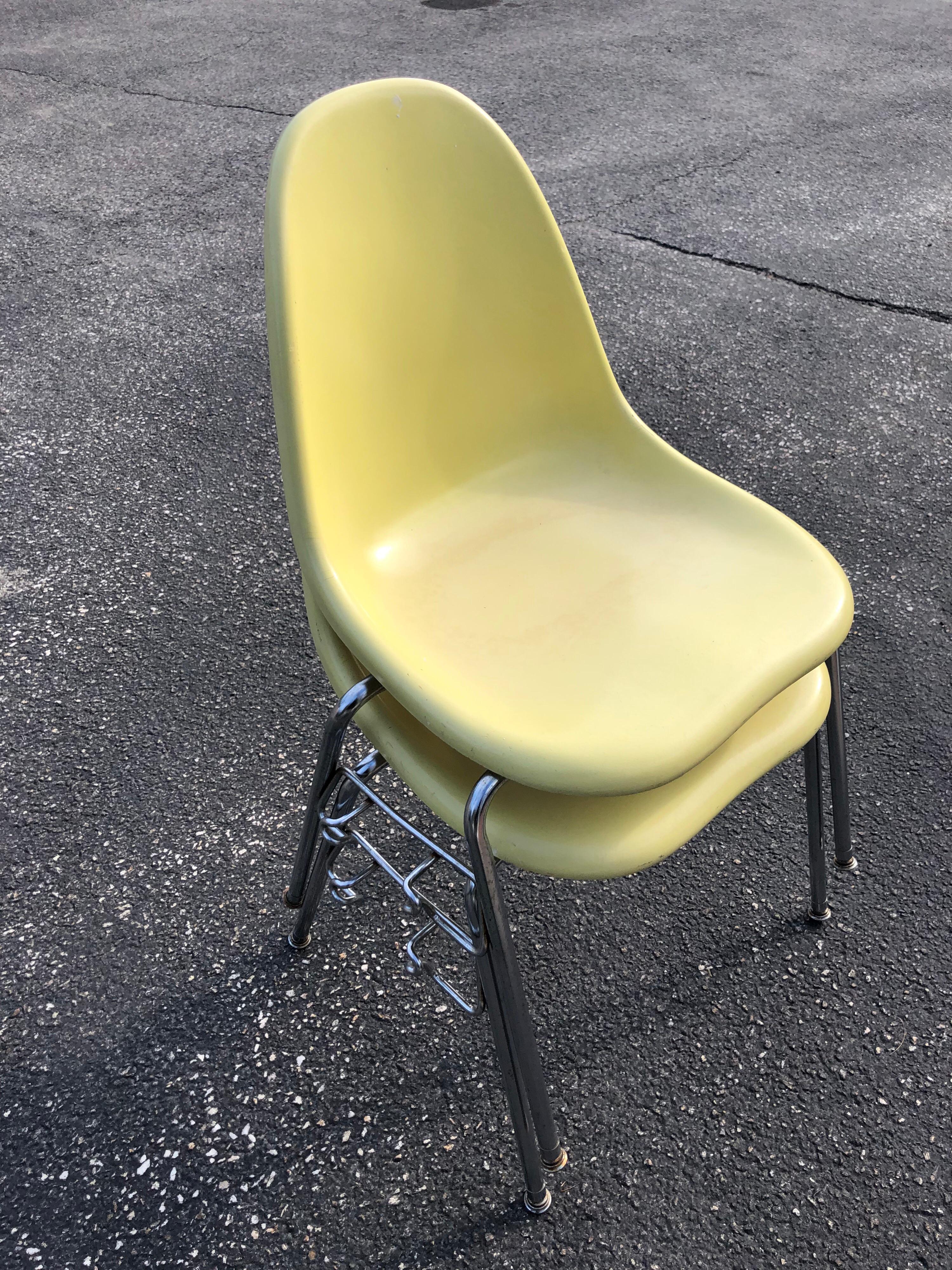 Paire de  Chaises à coquille en fibre de verre jaune de Techfab (2) en vente 13