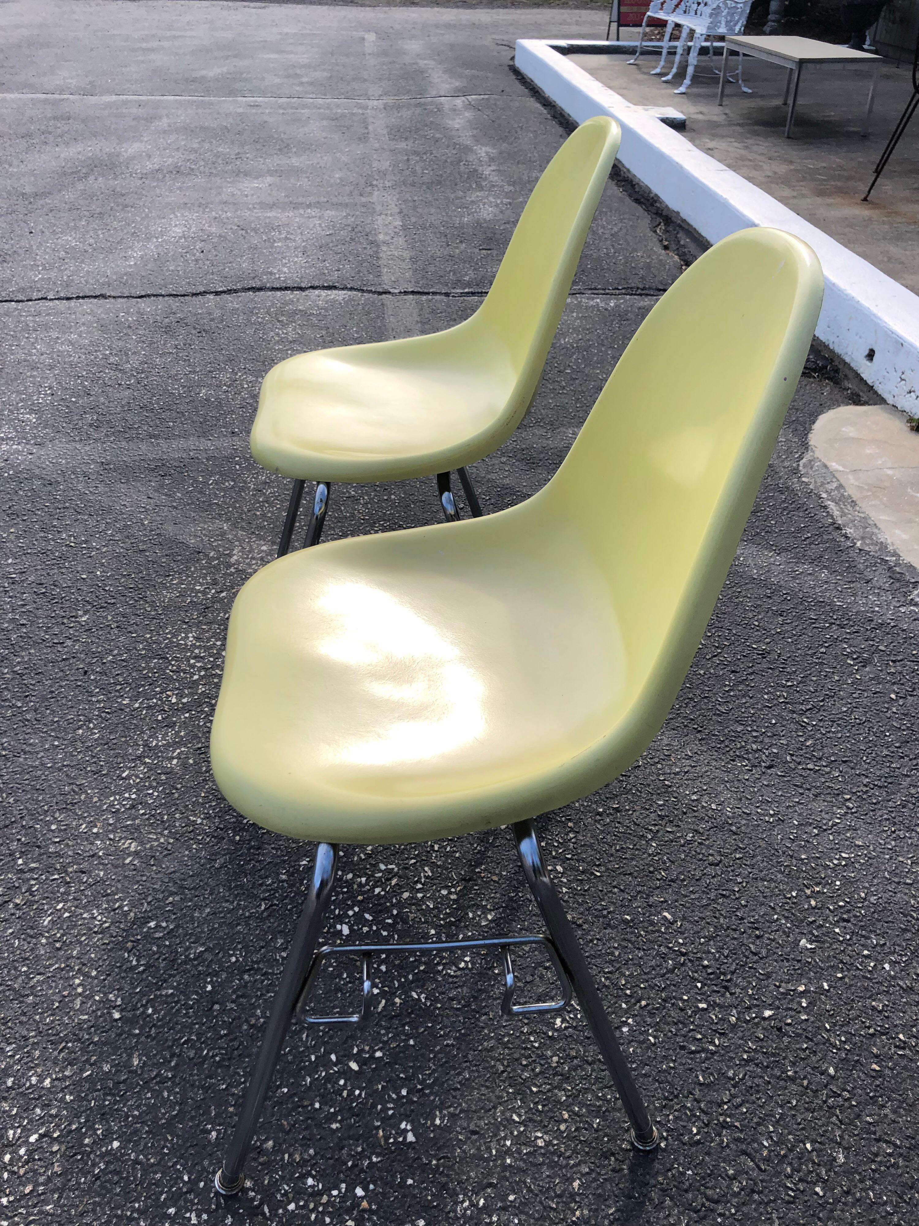 Paire de  Chaises à coquille en fibre de verre jaune de Techfab (2) Bon état - En vente à Redding, CT