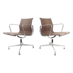 Paire de fauteuils de bureau Eames Vitra en aluminium EA 107 Midcentury