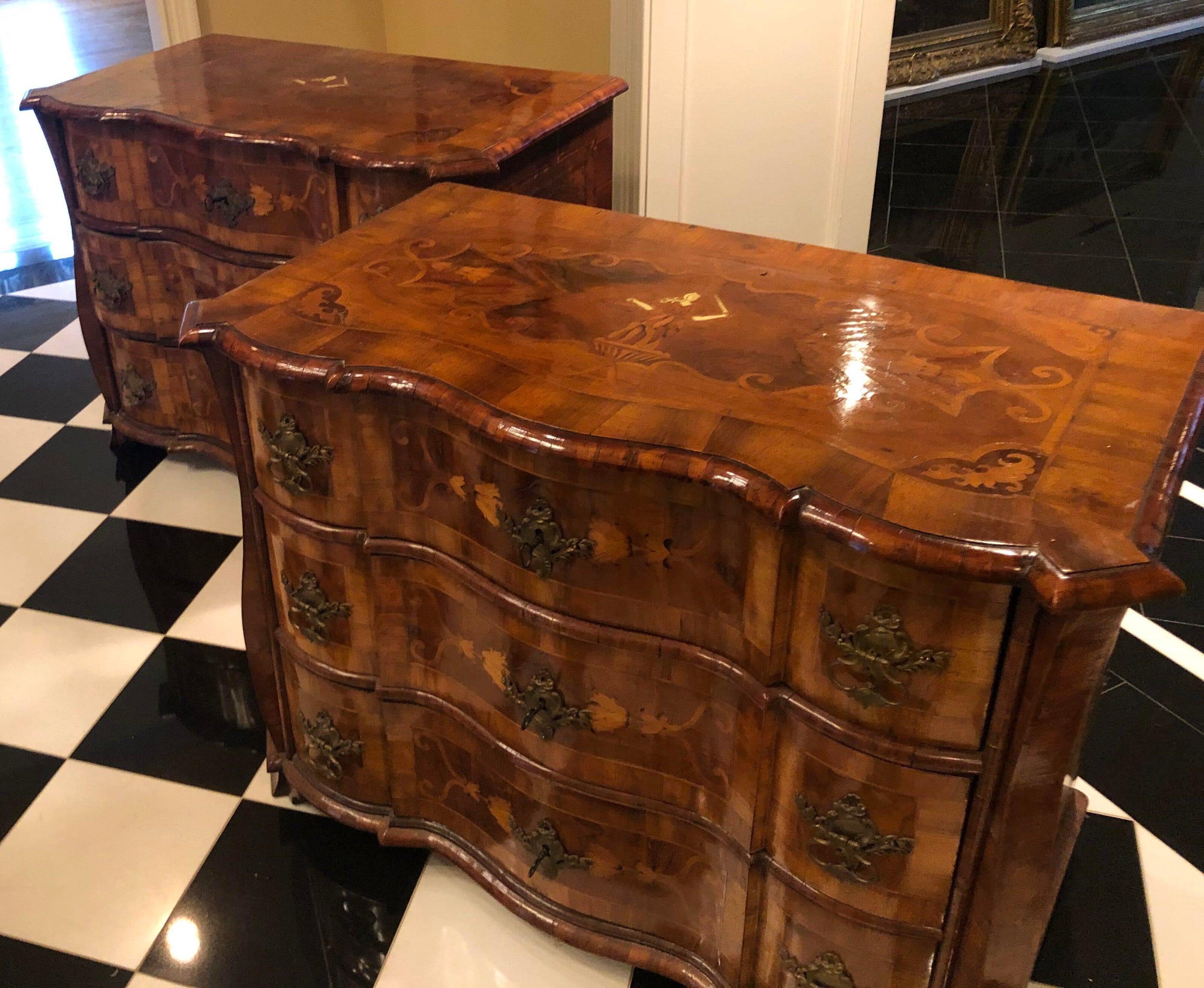 Baroque Pair of Early 18th Century Bavarian Walnut and Exotic Wood Inlay Commodes For Sale