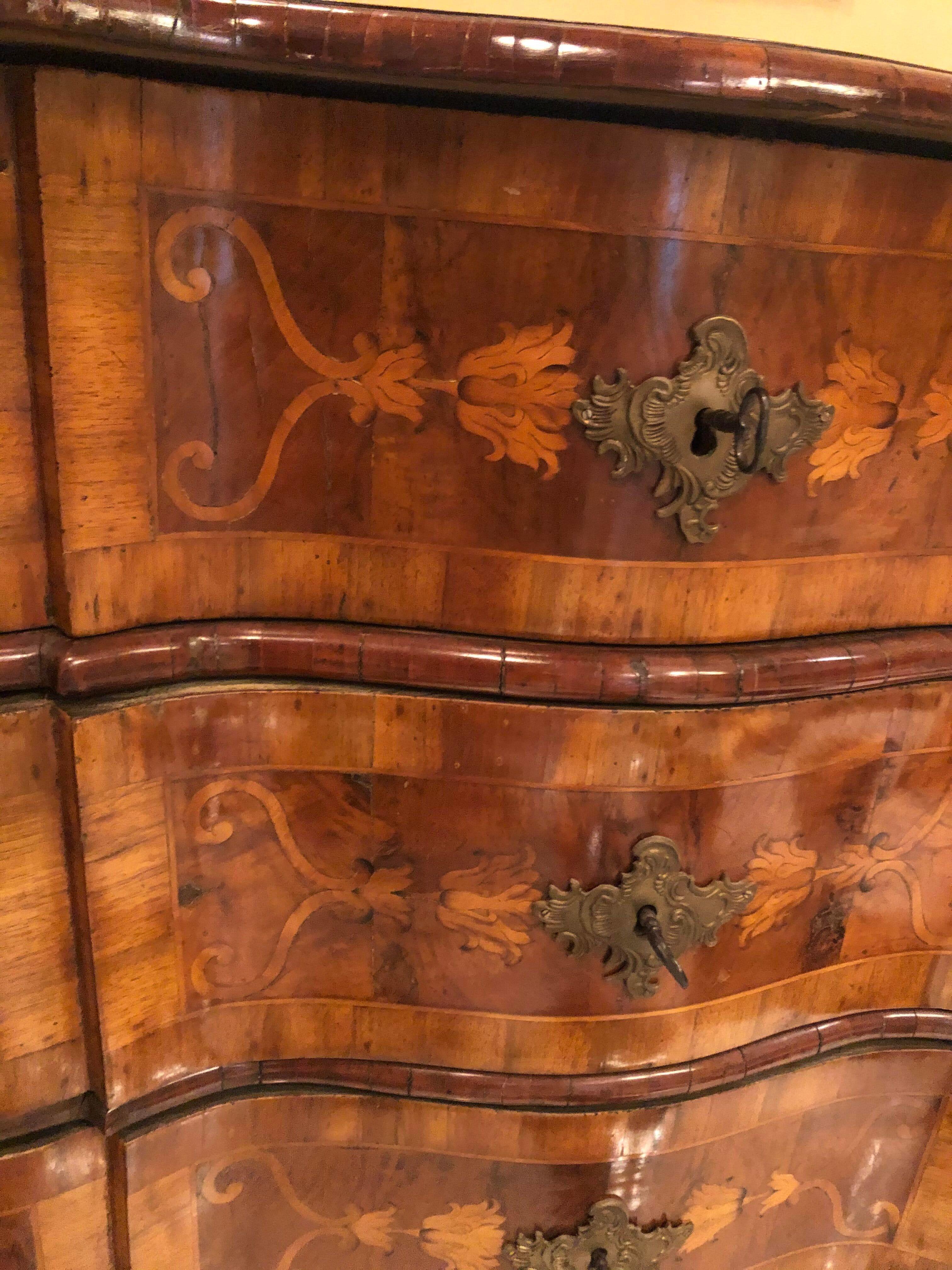 Autrichien Paire de commodes bavaroises du début du XVIIIe siècle en noyer et bois exotique incrusté en vente