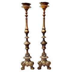 Un par de candelabros de latón de principios del siglo XVIII para altar o repisa de chimenea
