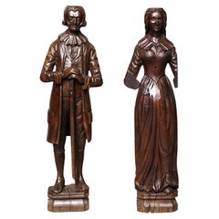 Pareja de figuras de postes de newel de roble tallado de principios del siglo XVIII