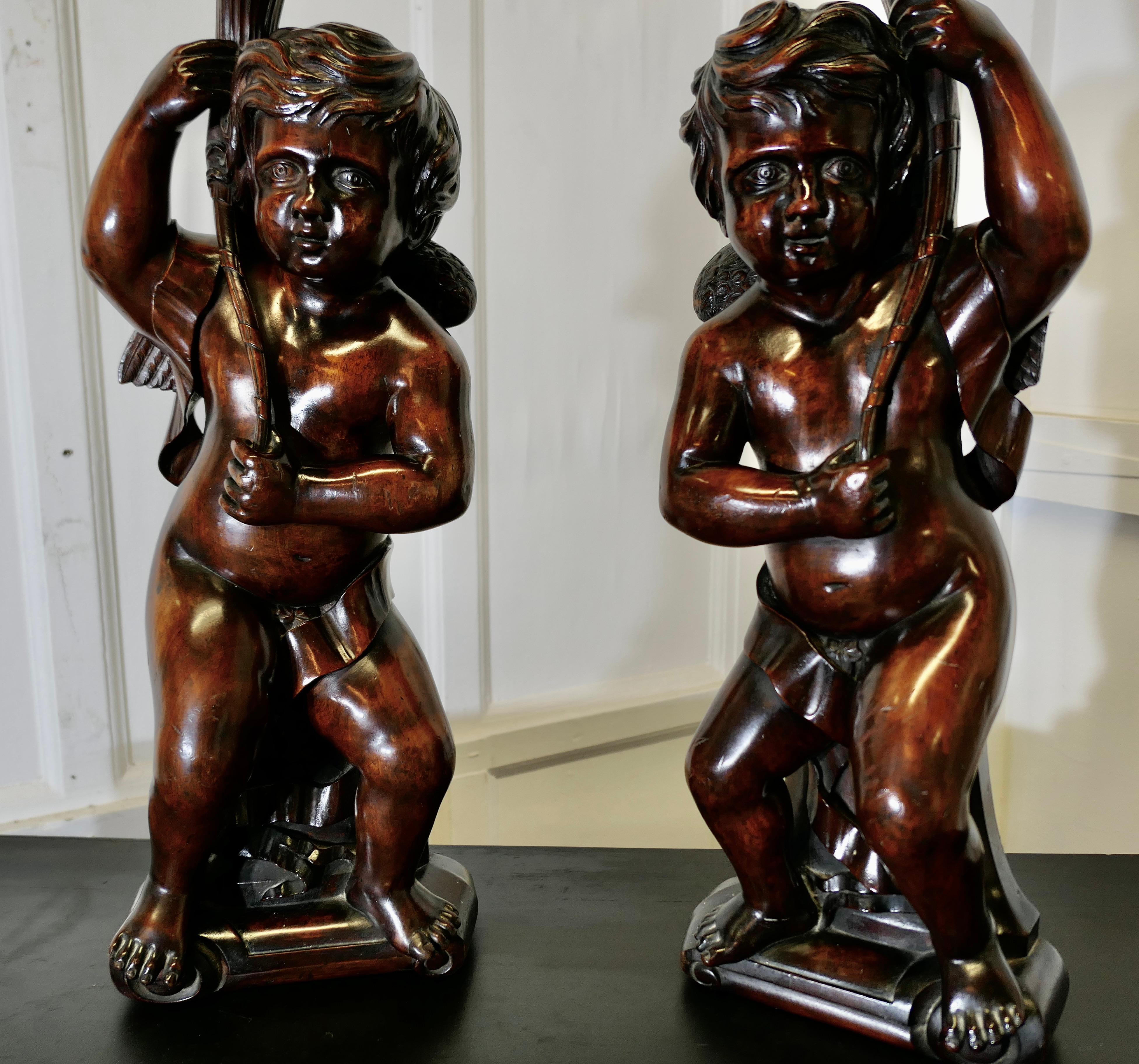 Coppia di Putti in noce intagliati del XVIII secolo, Cariatide gemella in vendita 4