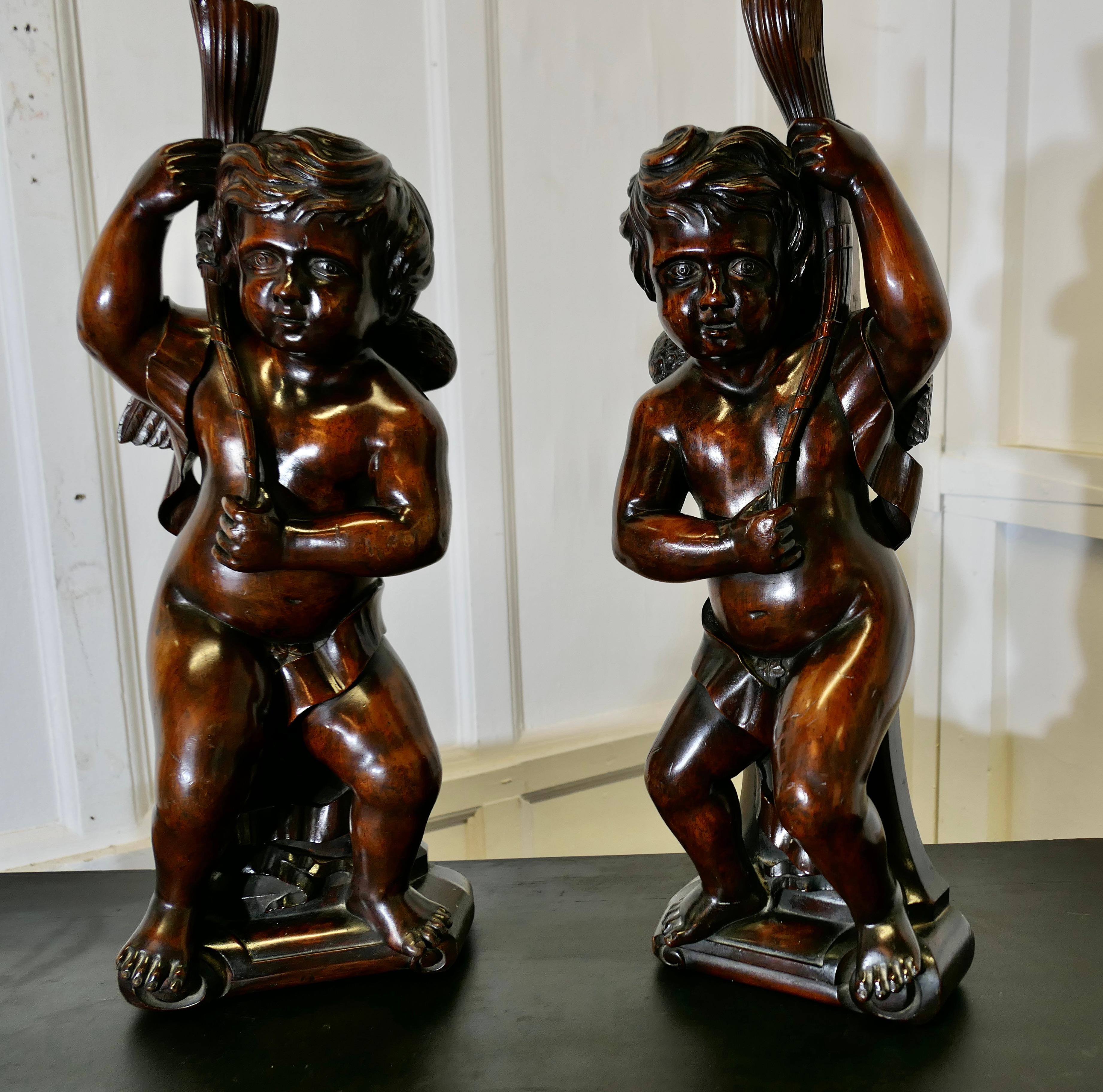 Coppia di Putti in noce intagliati del XVIII secolo, Cariatide gemella in vendita 5