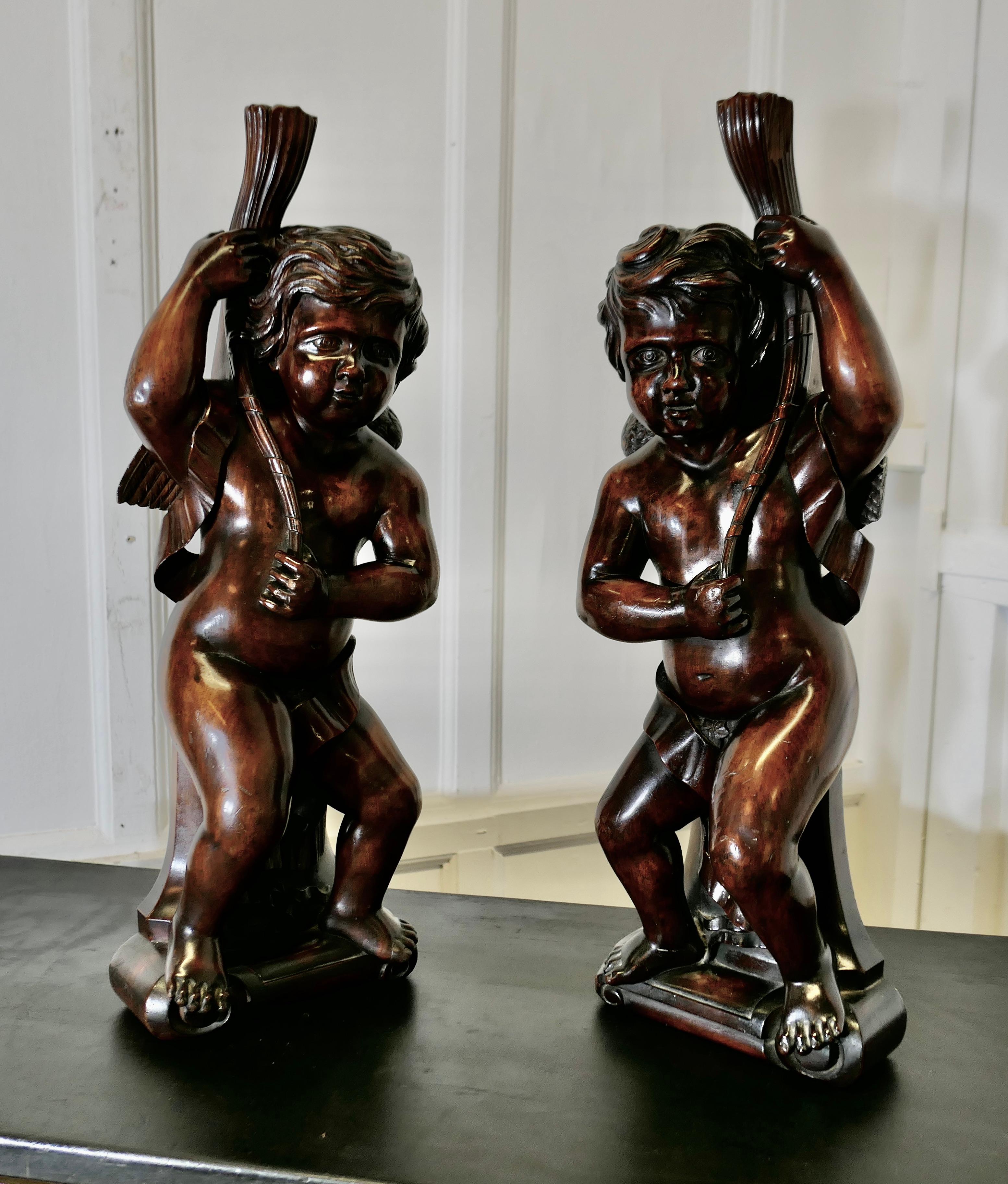 Coppia di Putti in noce intagliati del XVIII secolo, Cariatide gemella in vendita 6