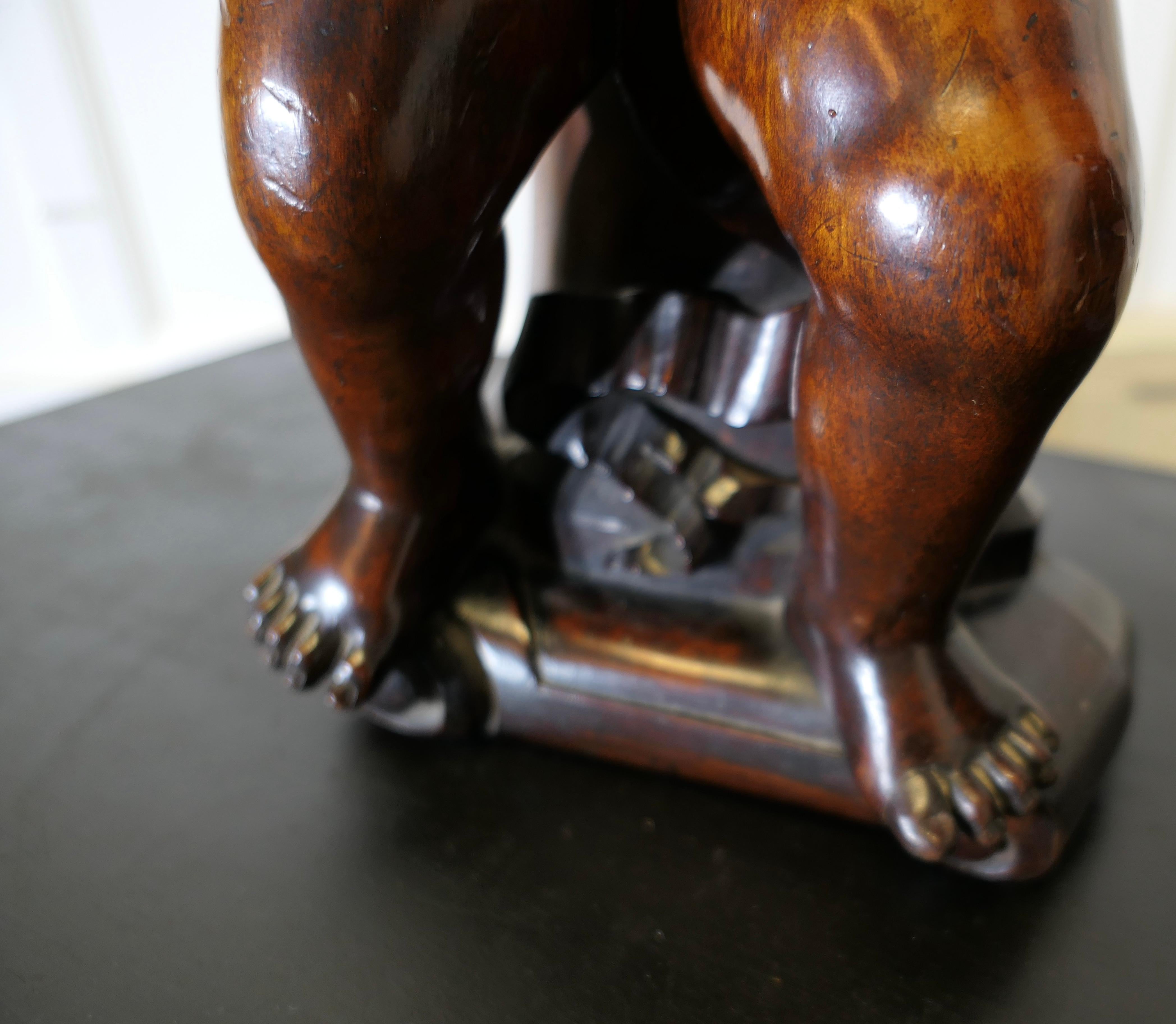 Coppia di Putti in noce intagliati del XVIII secolo, Cariatide gemella in vendita 8
