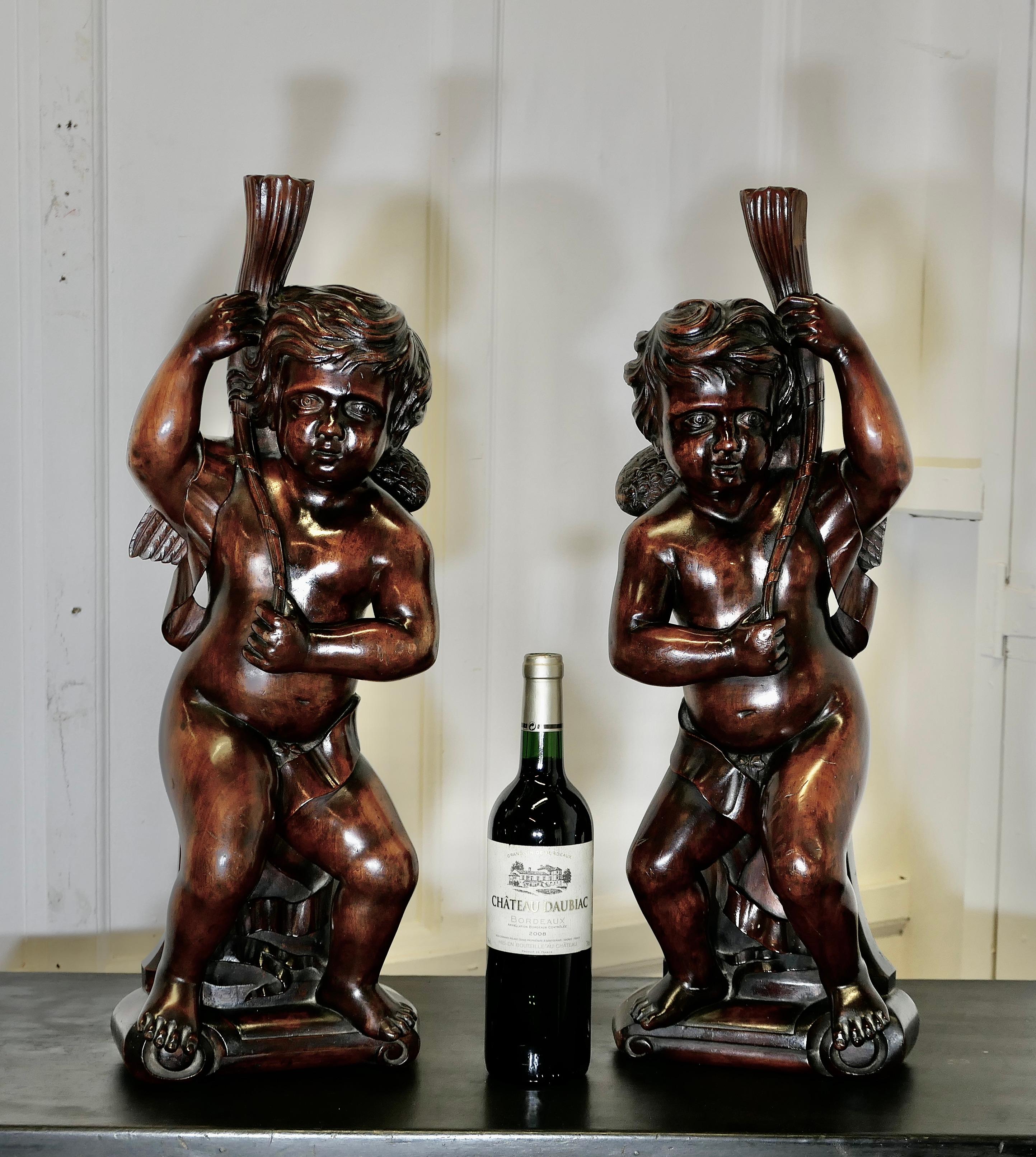 Coppia di Putti in noce intagliati del XVIII secolo, Cariatide gemella 

Una bella coppia di figure di cherubini del XVIII secolo: i dettagli di questi incantevoli angioletti sono superbi, entrambi tengono una cornucopia e le loro piccole dita dei