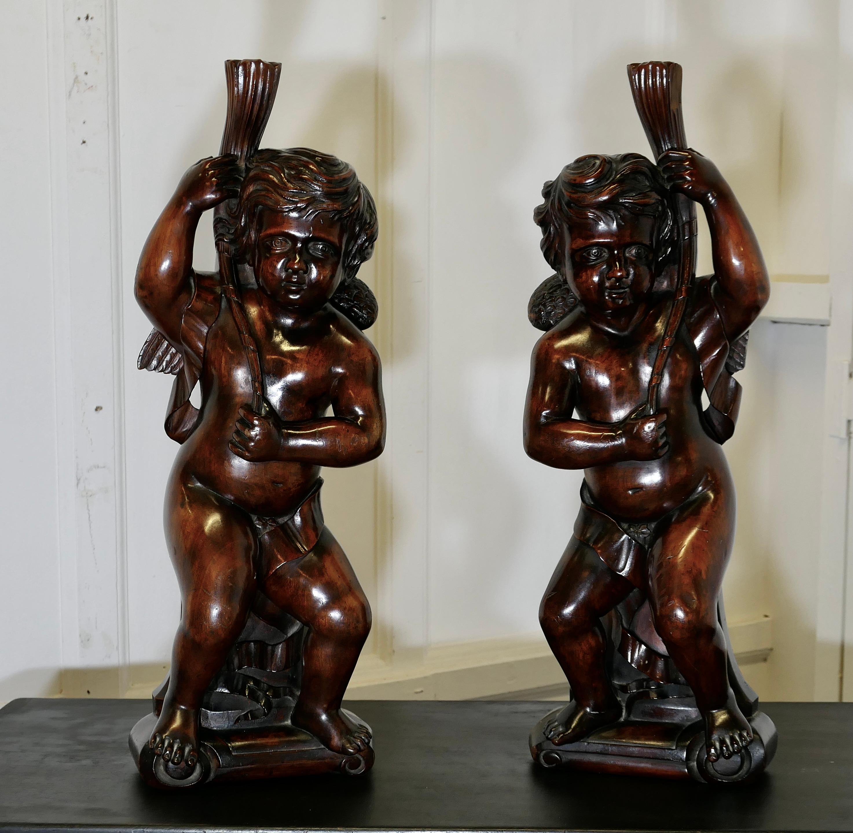 Barocco Coppia di Putti in noce intagliati del XVIII secolo, Cariatide gemella in vendita