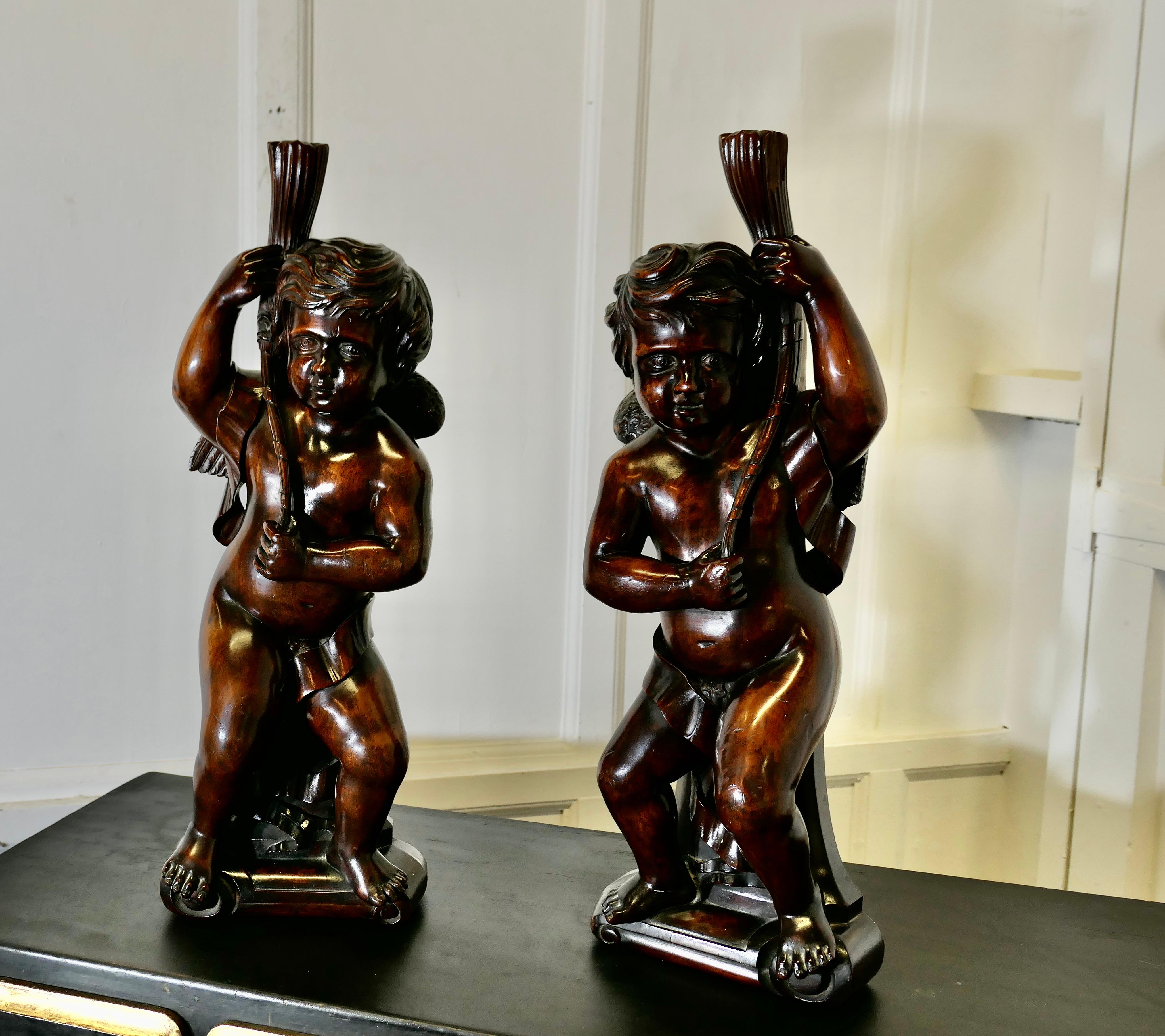 Coppia di Putti in noce intagliati del XVIII secolo, Cariatide gemella In condizioni ottime in vendita a Godshill, Isle of Wight