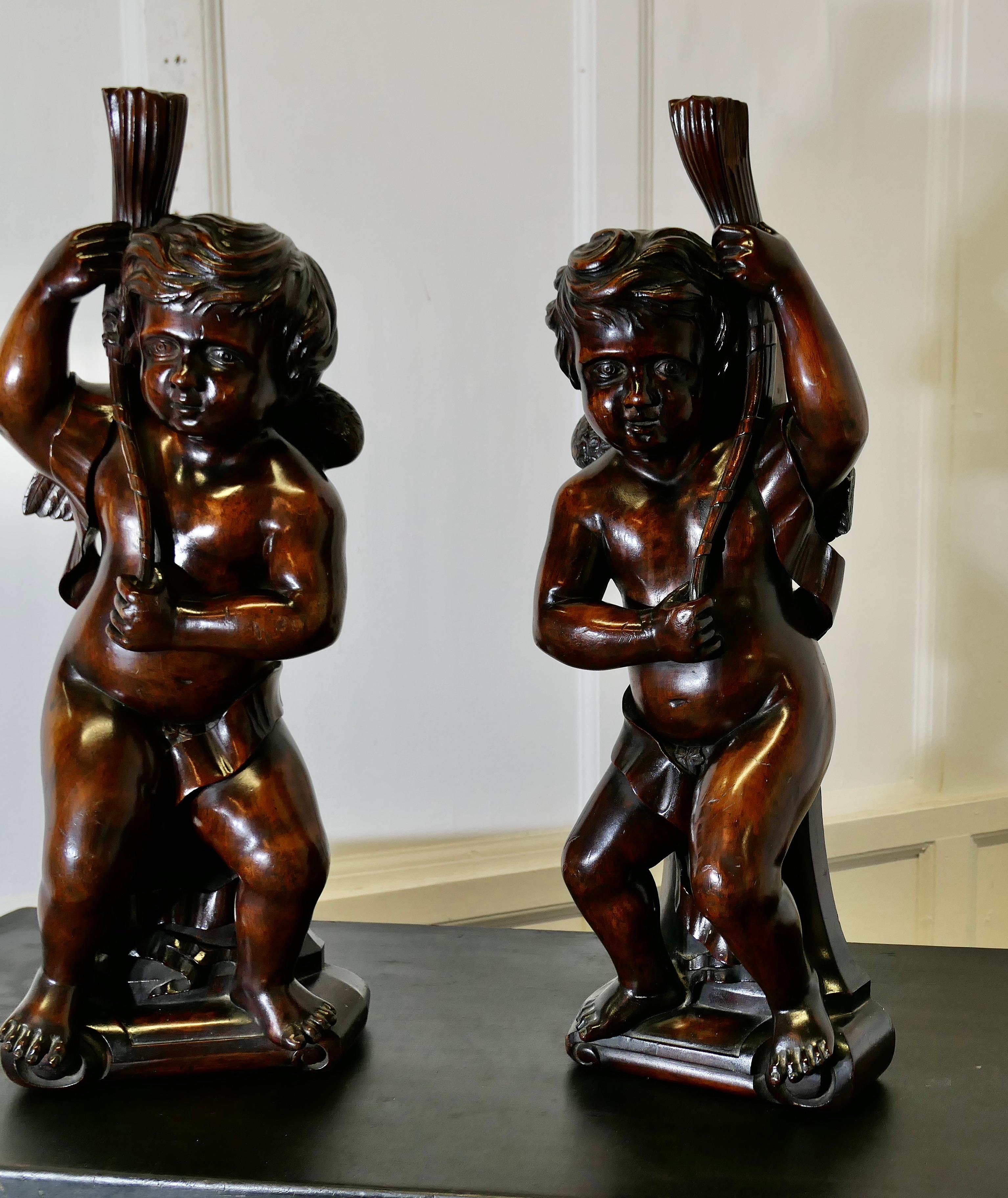Fino al XVIII secolo Coppia di Putti in noce intagliati del XVIII secolo, Cariatide gemella in vendita