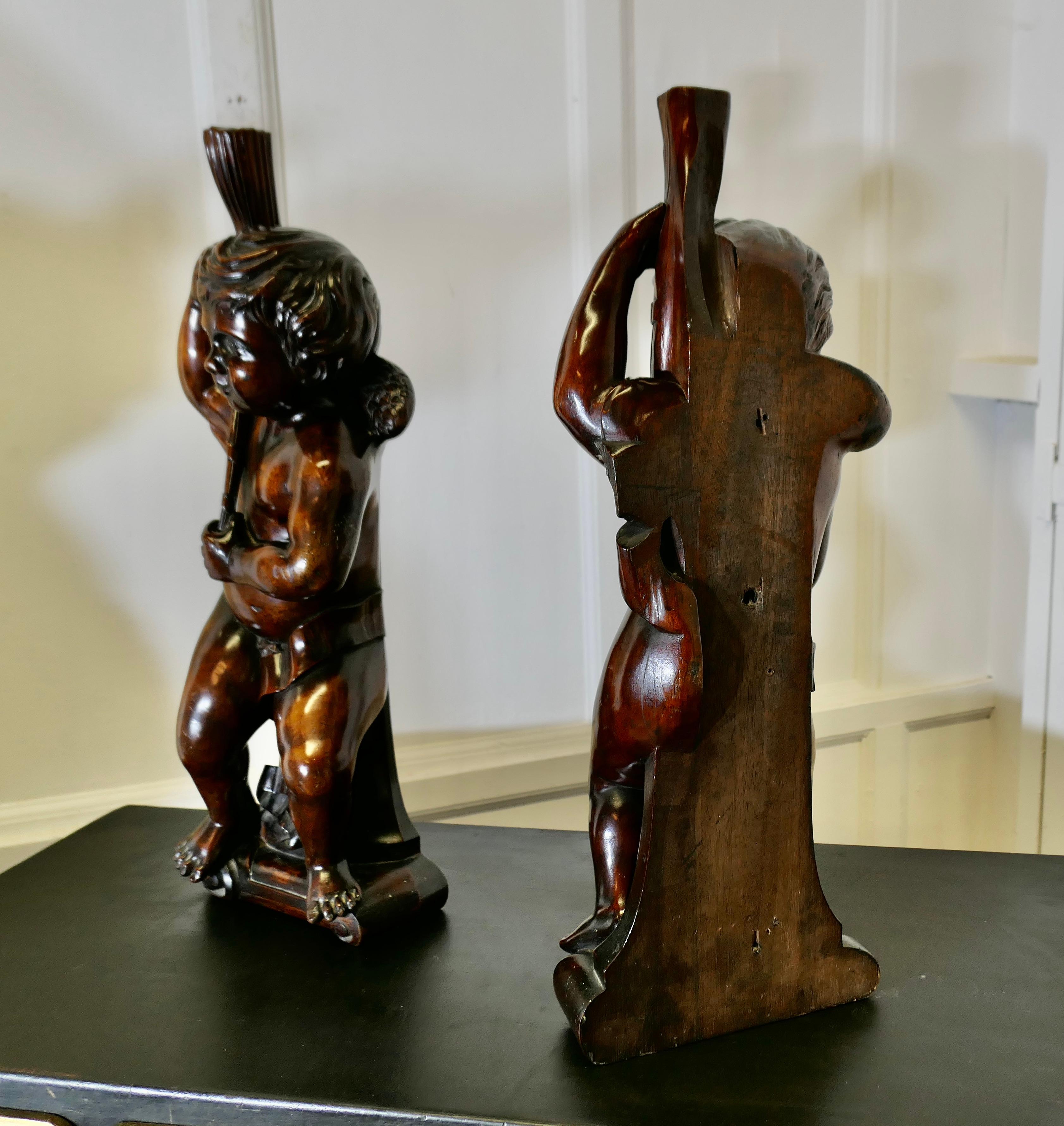 Noce Coppia di Putti in noce intagliati del XVIII secolo, Cariatide gemella in vendita
