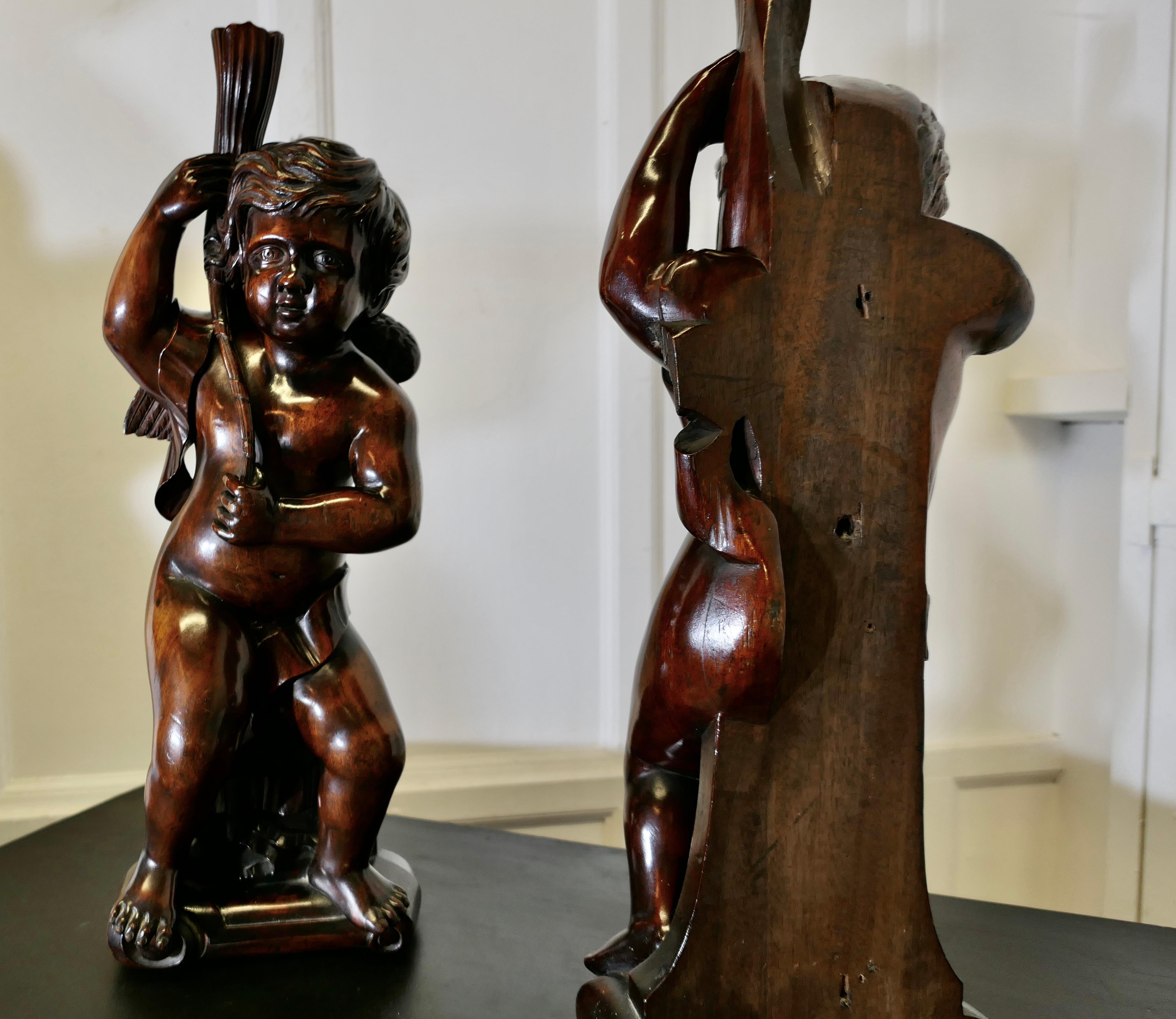 Coppia di Putti in noce intagliati del XVIII secolo, Cariatide gemella in vendita 2