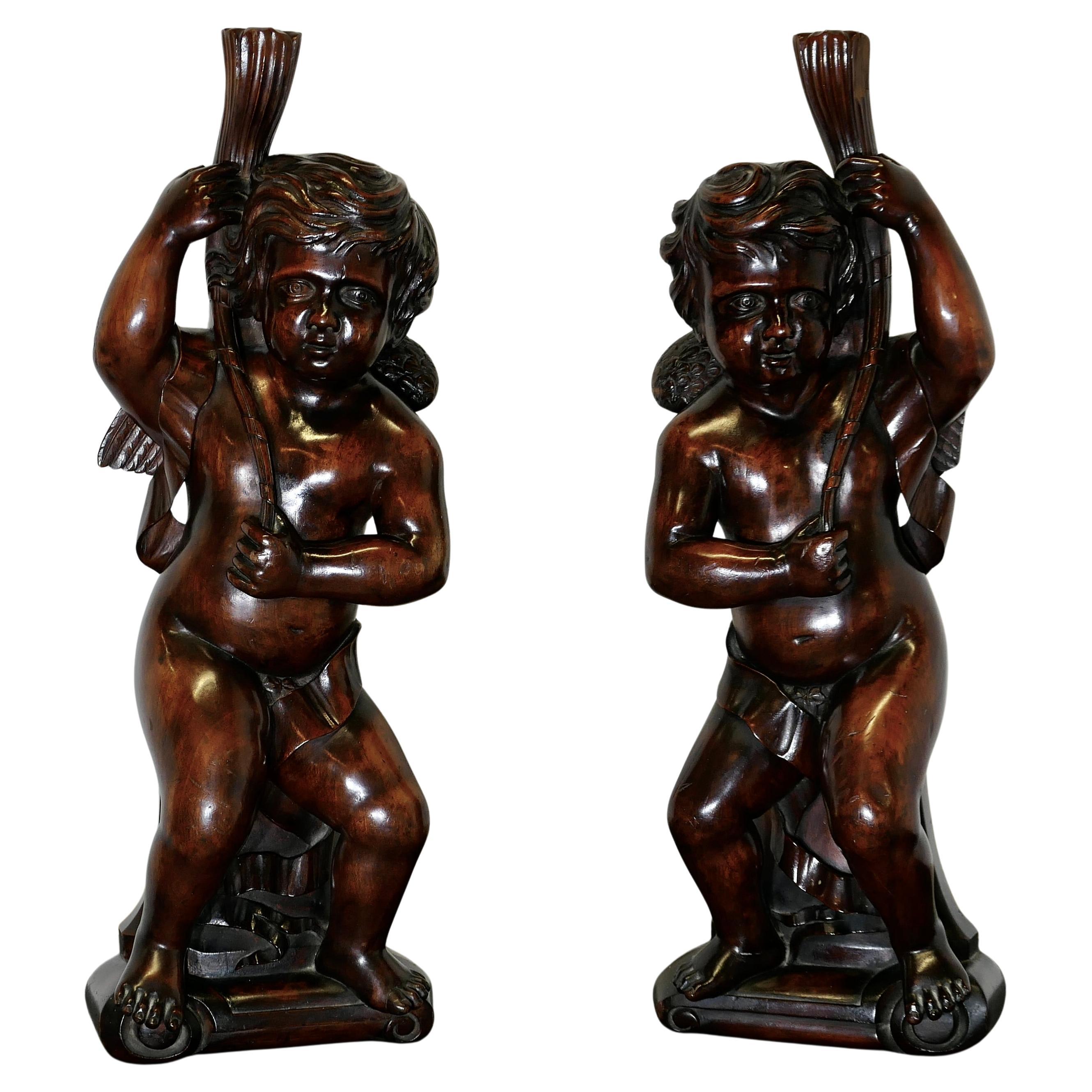 Coppia di Putti in noce intagliati del XVIII secolo, Cariatide gemella