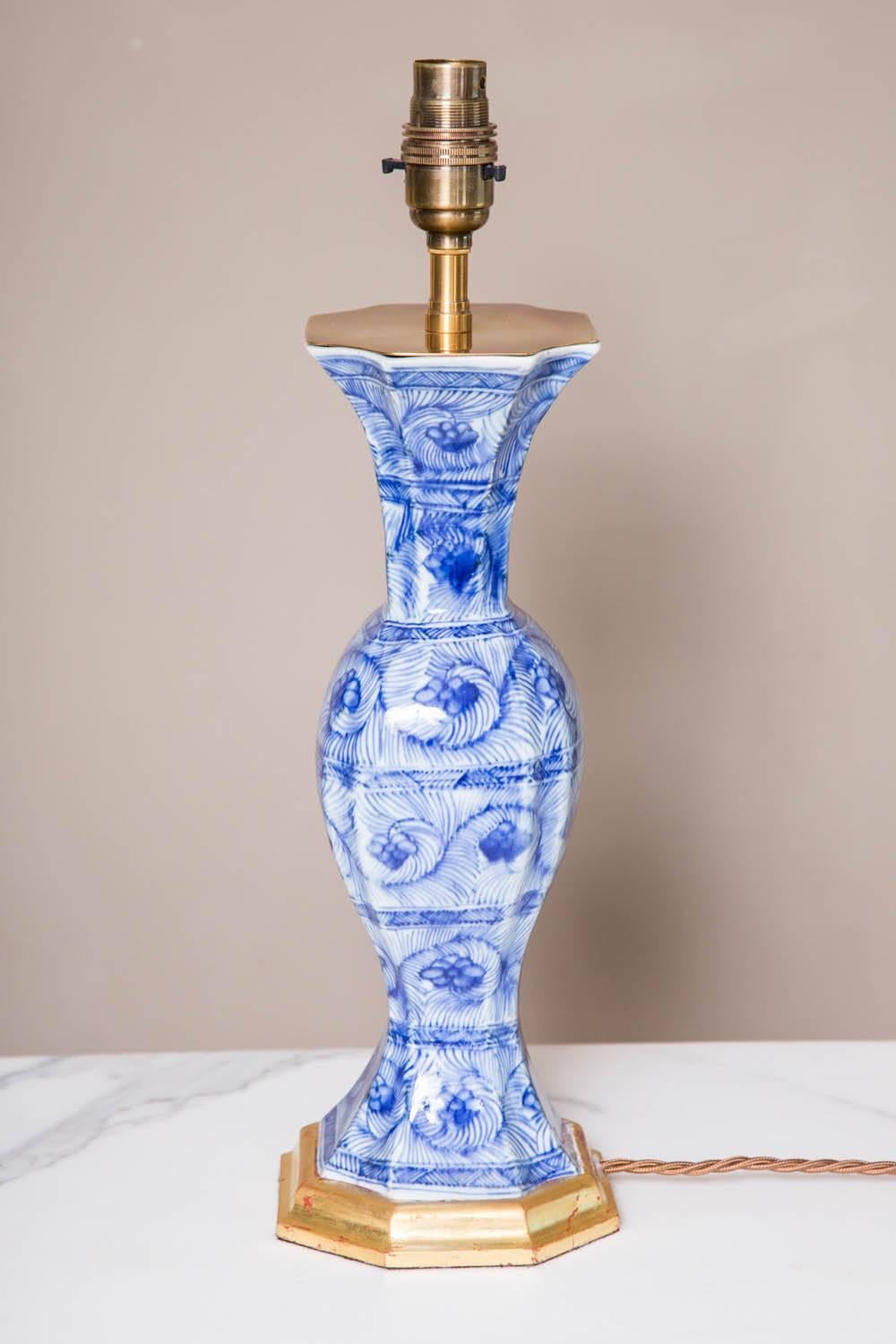 Pair of Early 18th Century Chinese Blue and White Kangxi Vases Mounted as Lamps In Good Condition In London, GB