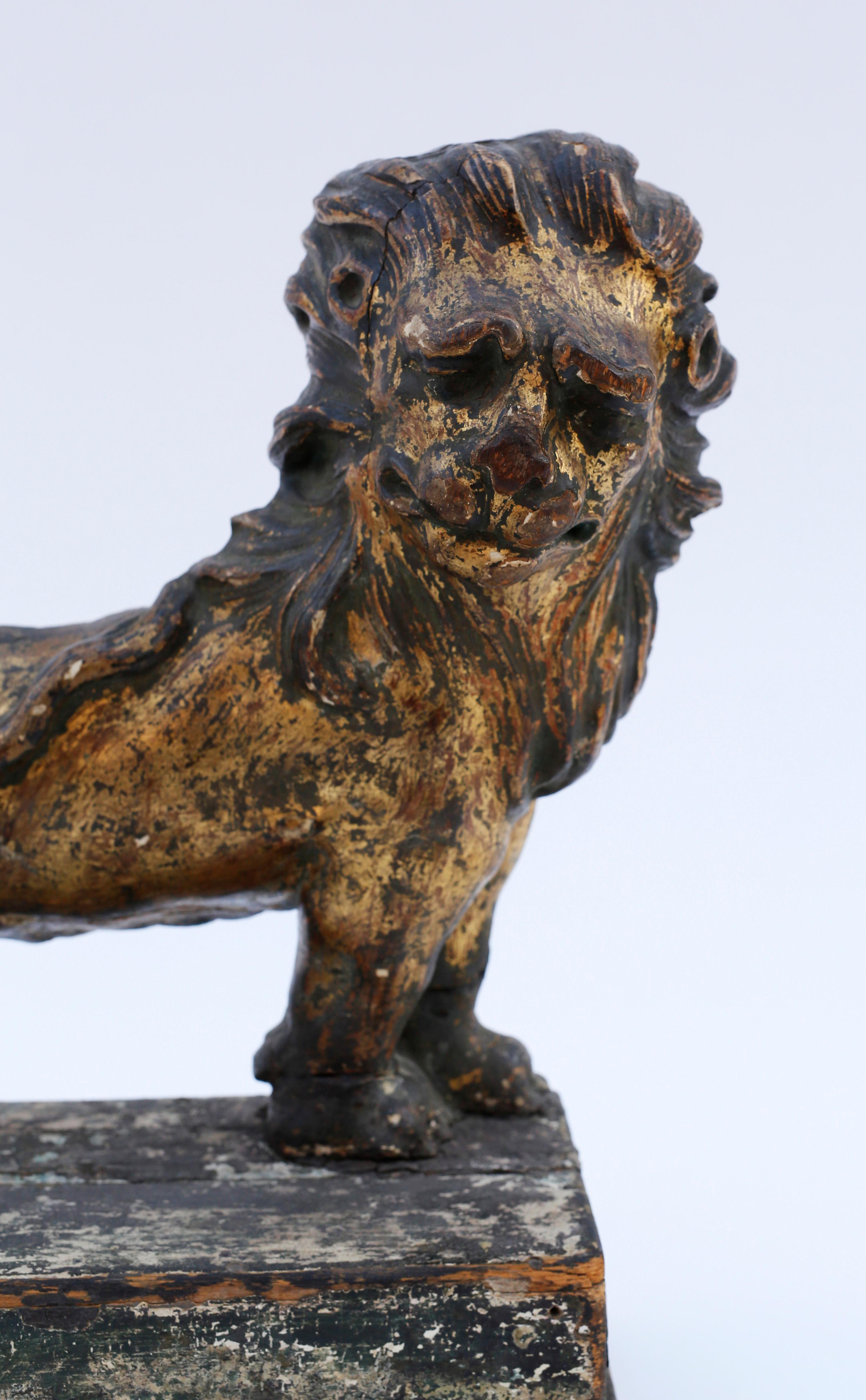 Pair of Early 18th Century English Giltwood Lions For Sale 5