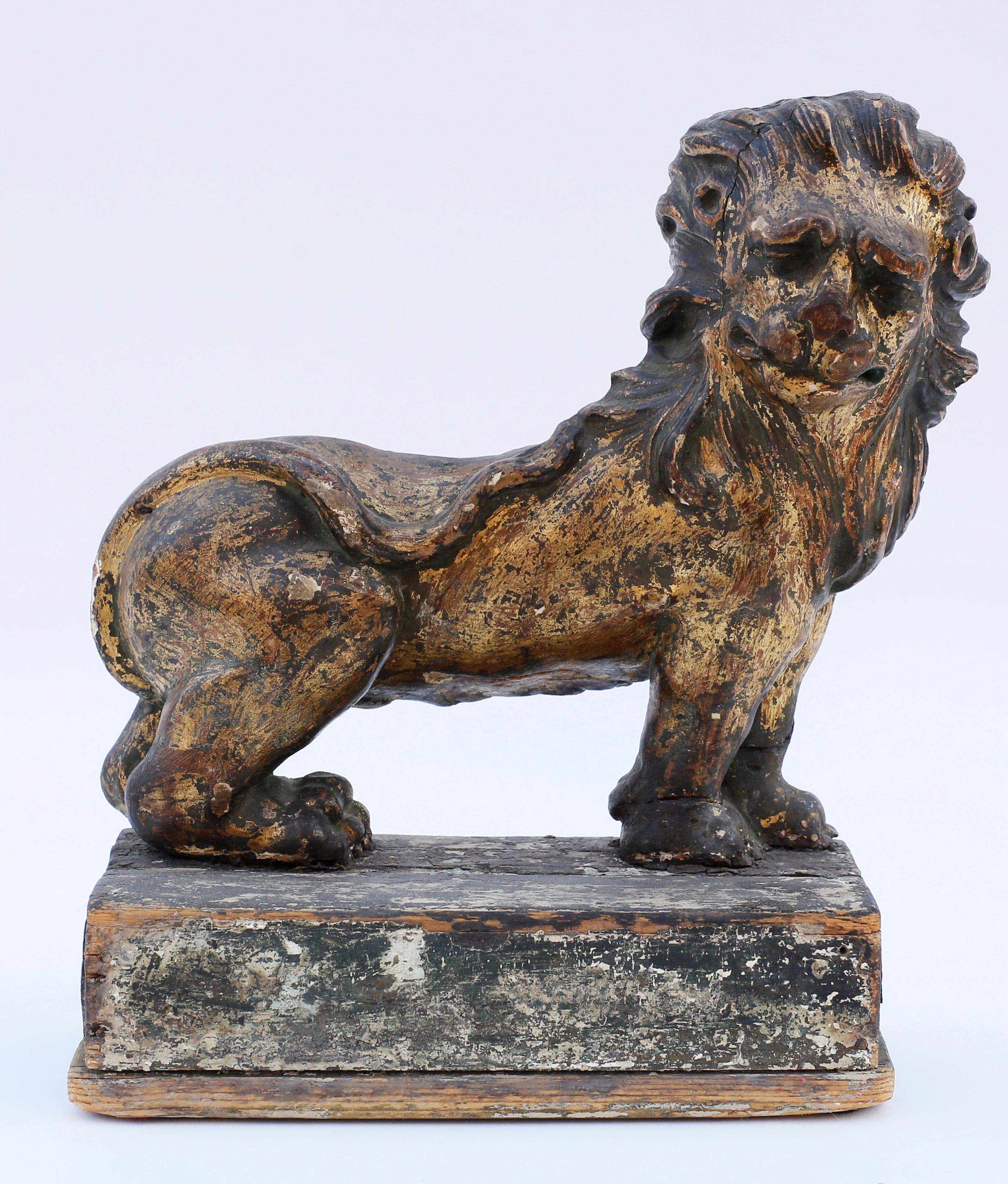 Pair of Early 18th Century English Giltwood Lions For Sale 2