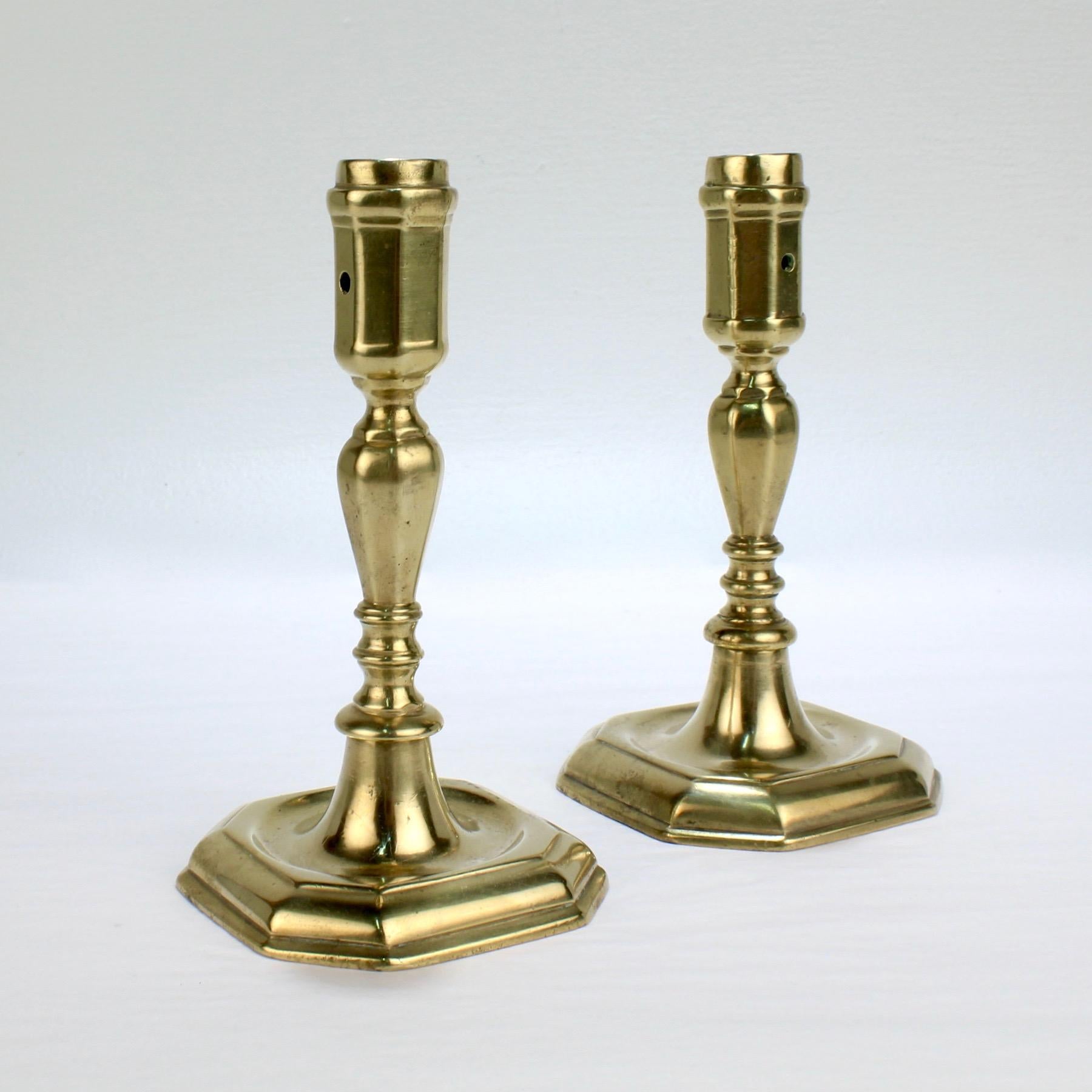 Baroque Paire de chandeliers en laiton à facettes français ou anglais du début du 18ème siècle en vente