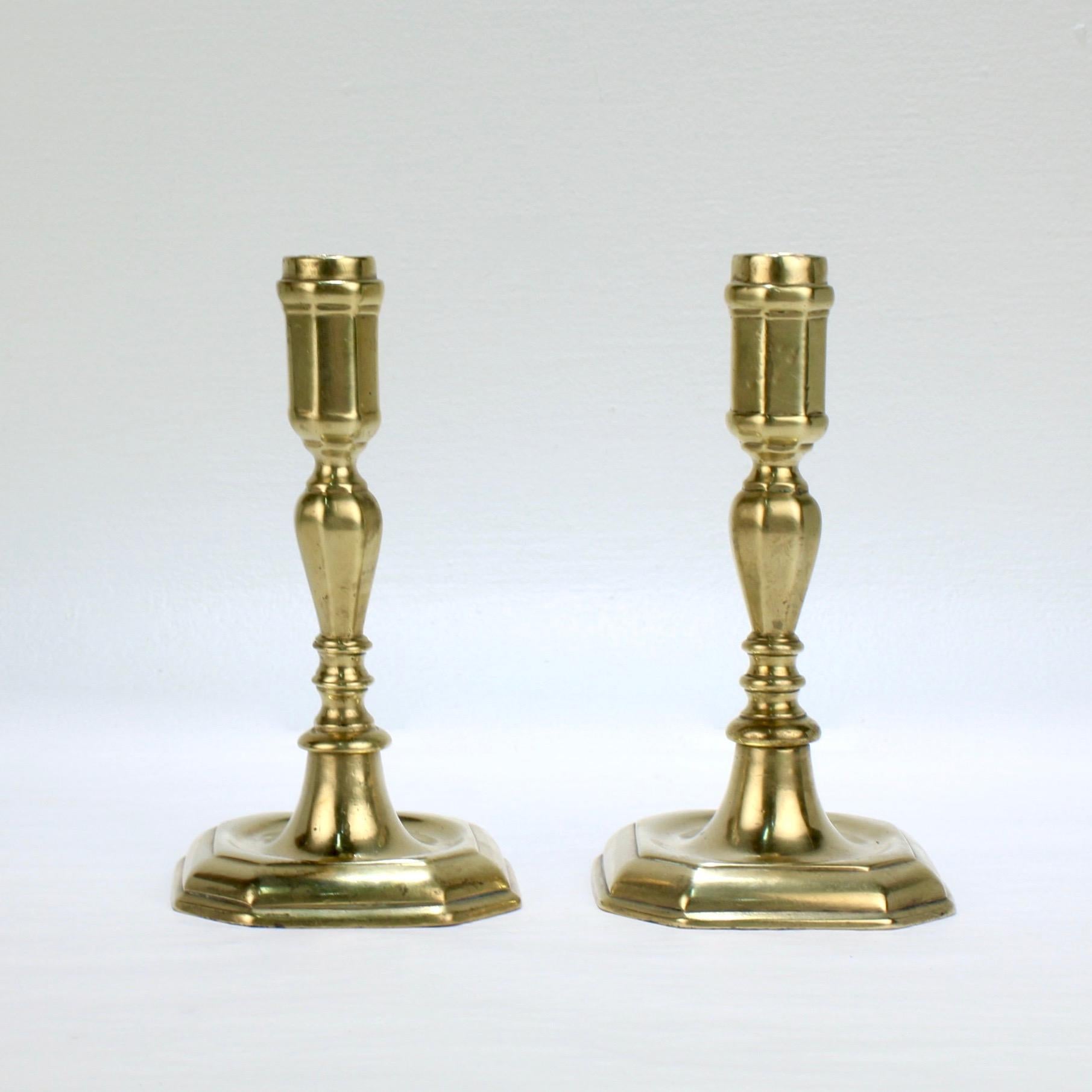 Français Paire de chandeliers en laiton à facettes français ou anglais du début du 18ème siècle en vente