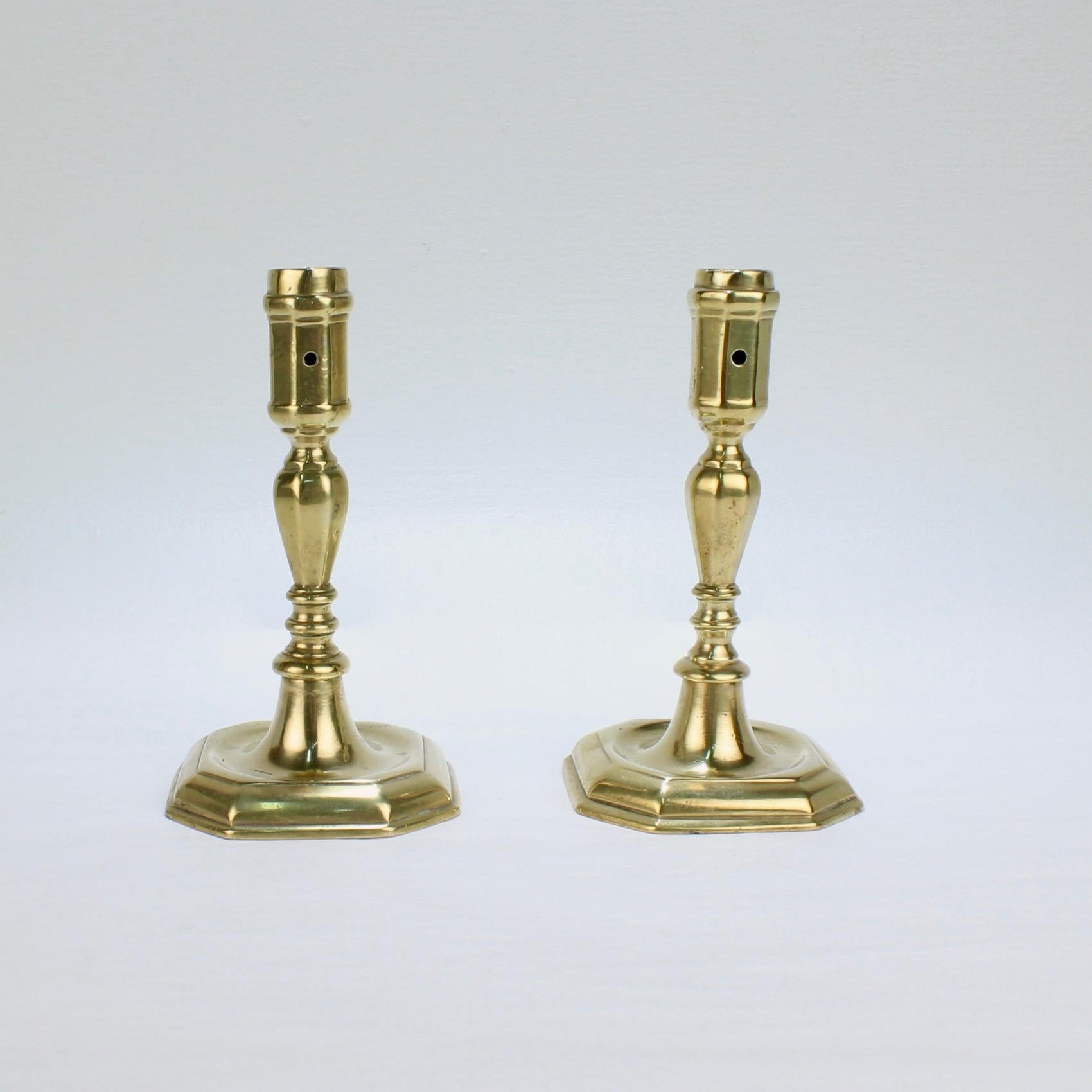 XVIIIe siècle et antérieur Paire de chandeliers en laiton à facettes français ou anglais du début du 18ème siècle en vente