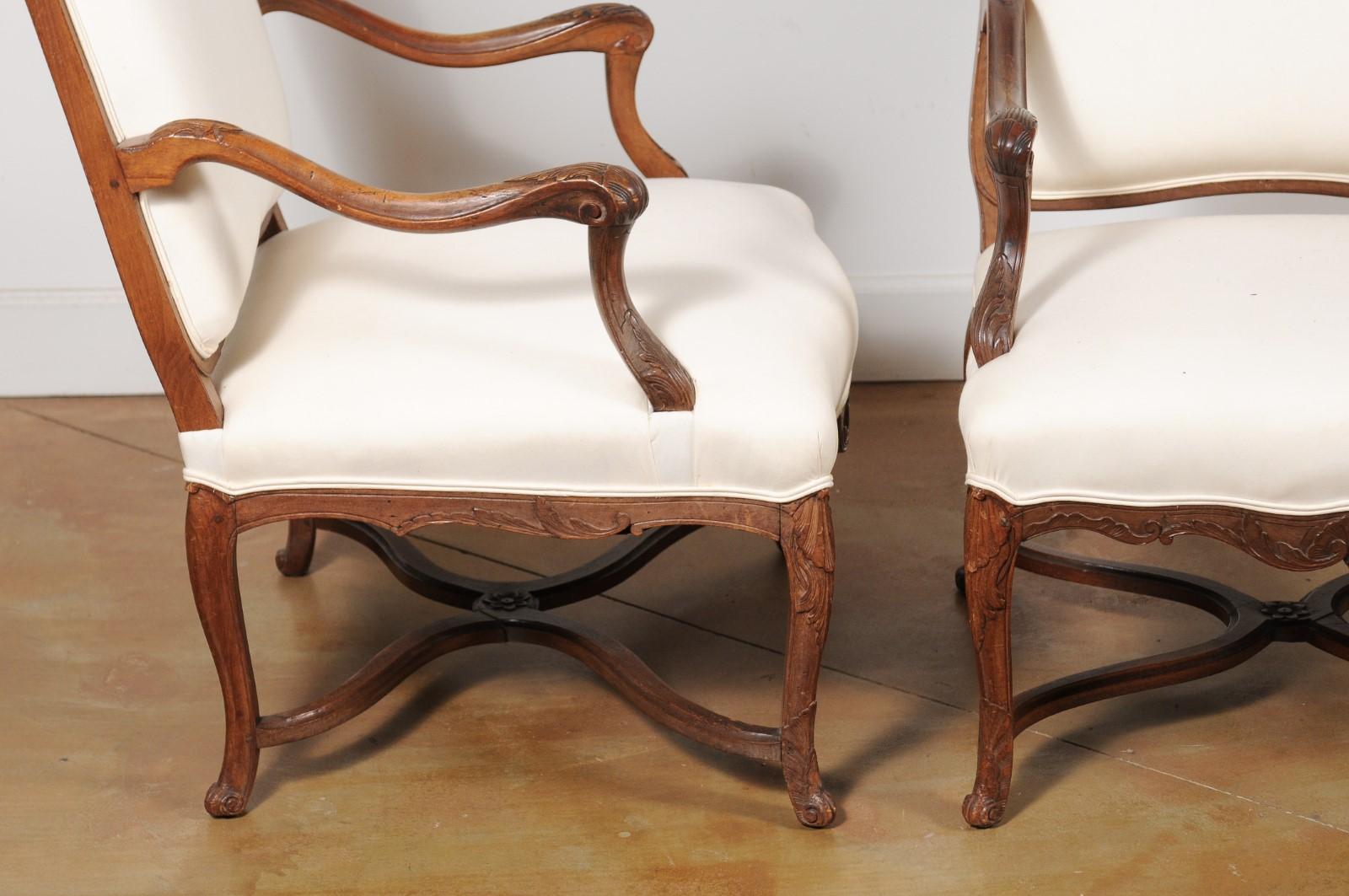 Pair of Early 18th Century French Régence Walnut Armchairs with New Upholstery In Good Condition In Atlanta, GA