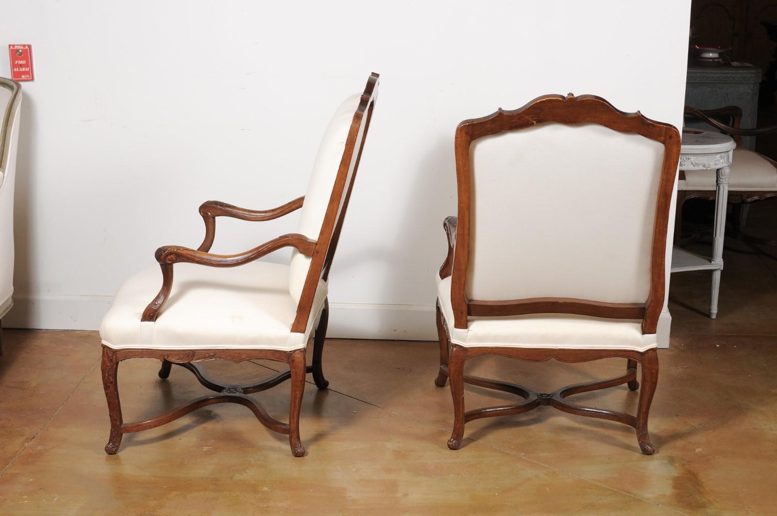 Pair of Early 18th Century French Régence Walnut Armchairs with New Upholstery 1