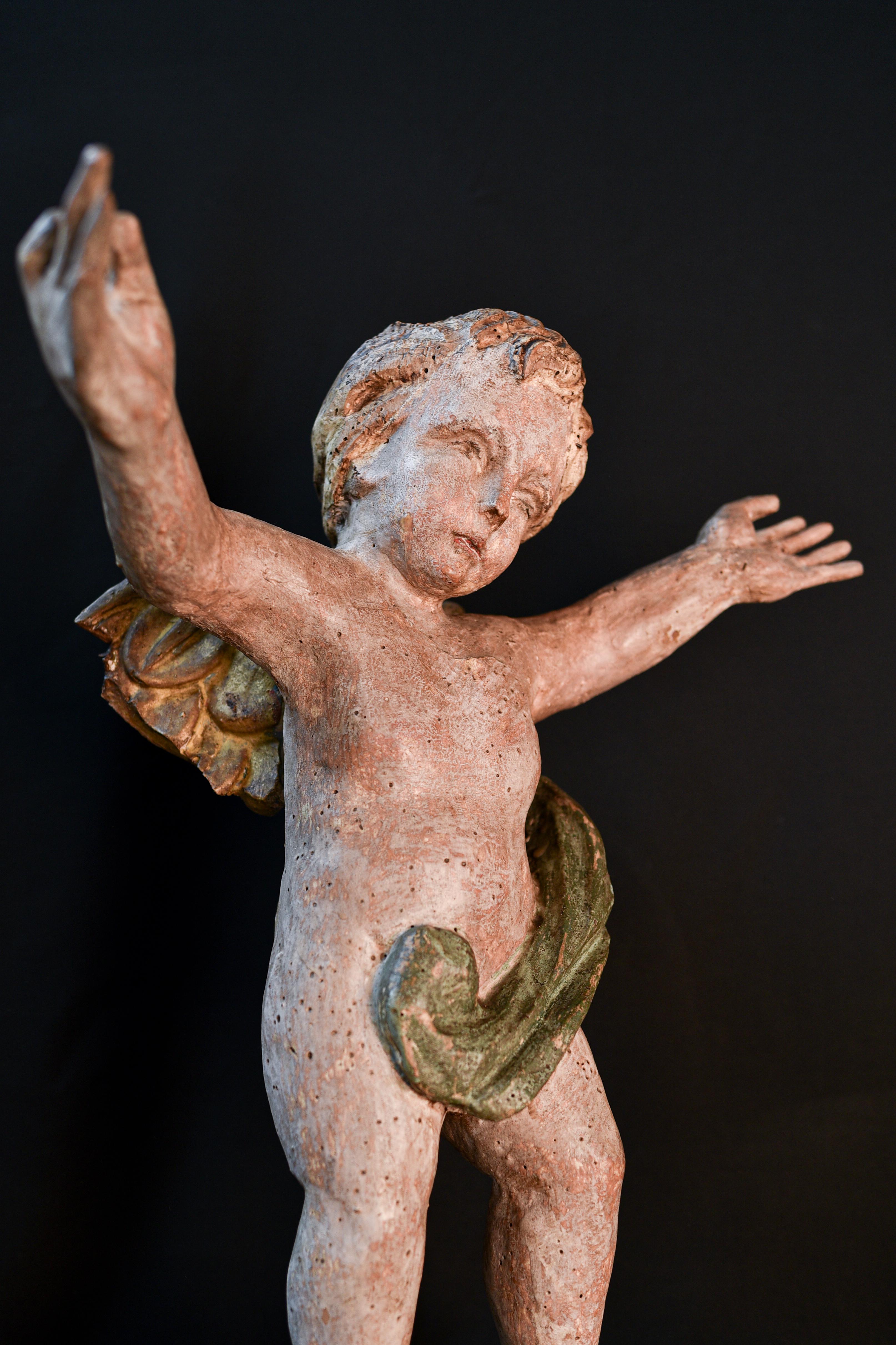 Pair of early 18th century Italian cherubs in polychrome wood For Sale 8