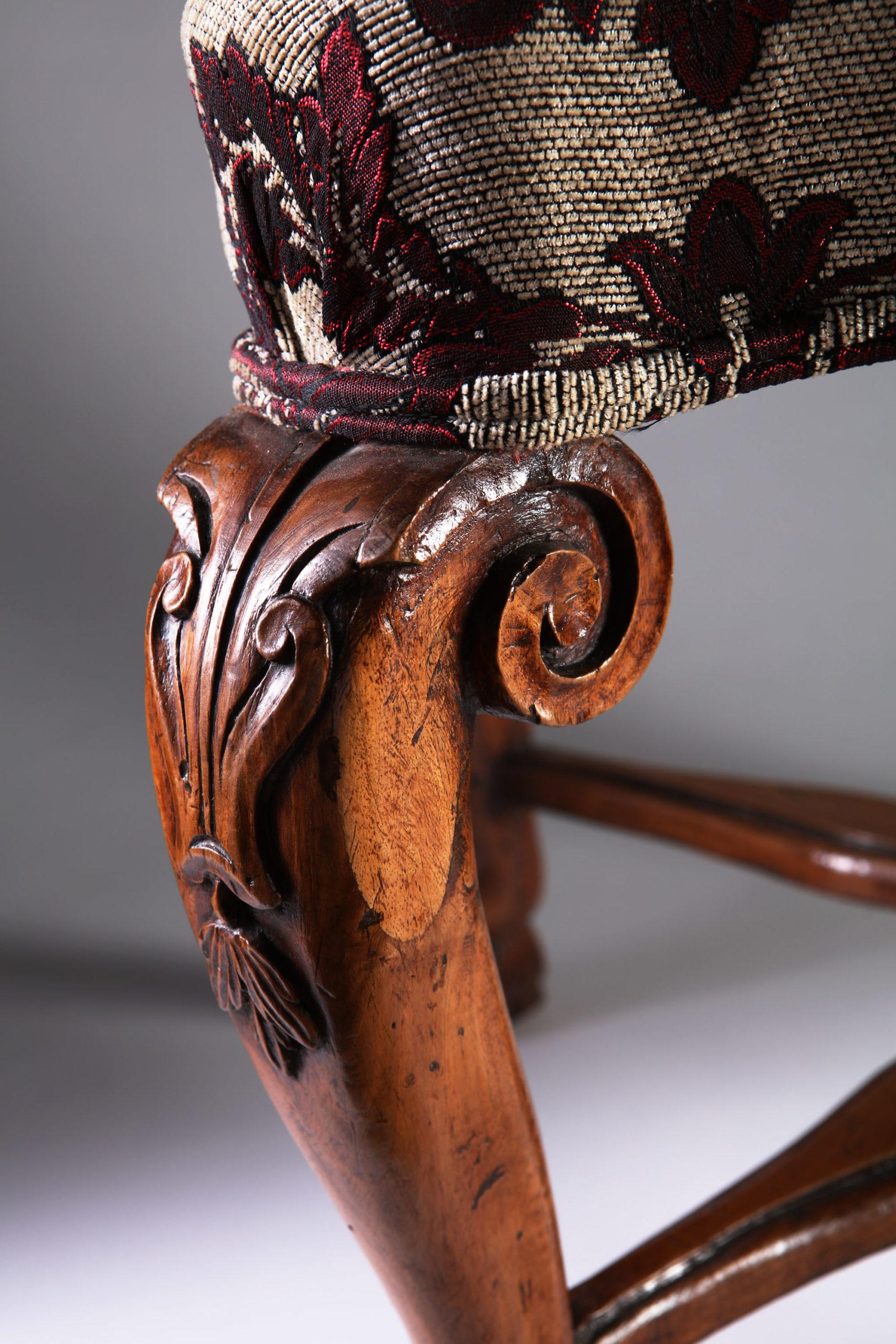 Pair of Early 18th Century Italian Rococo Walnut Stools For Sale 1