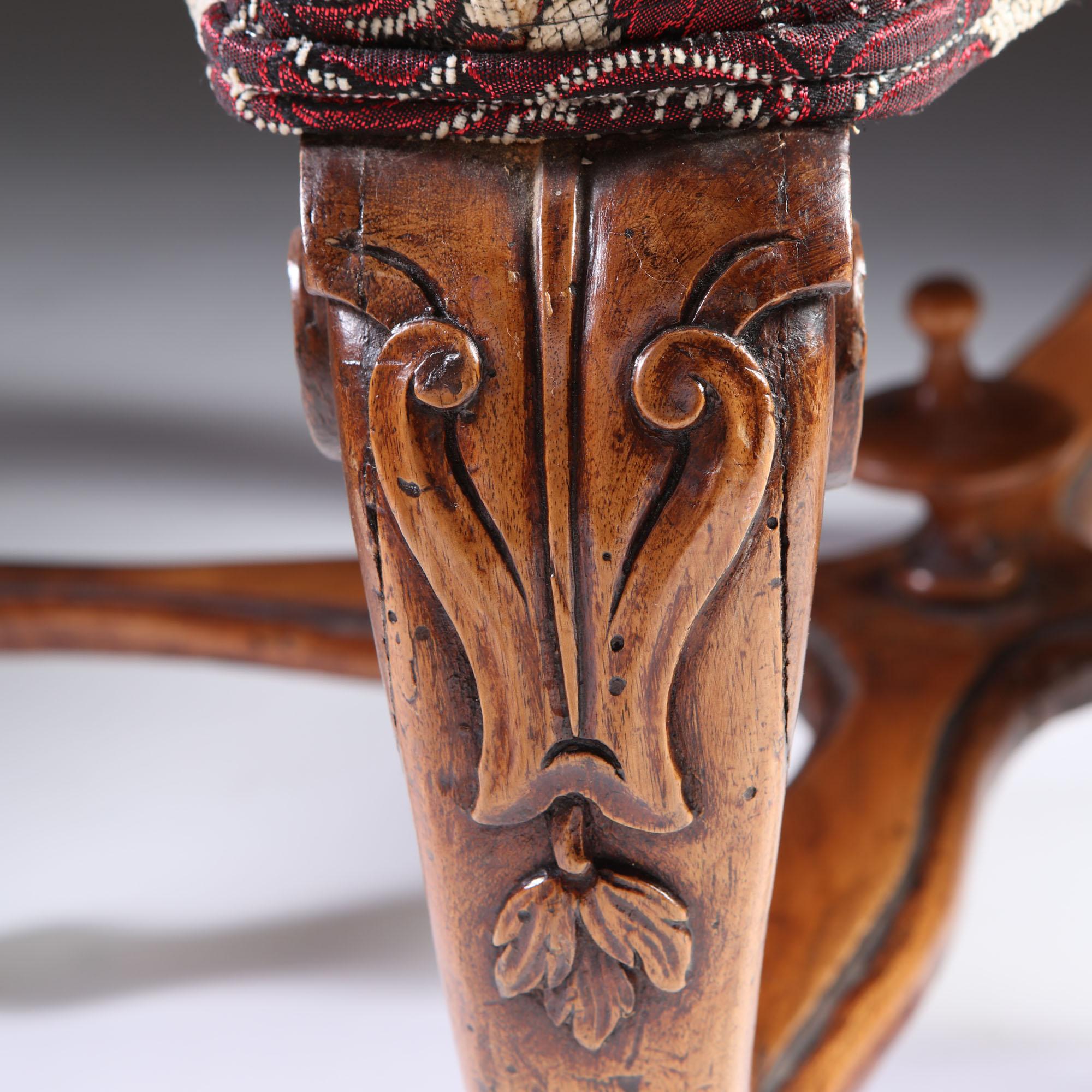 Pair of Early 18th Century Italian Rococo Walnut Stools For Sale 2