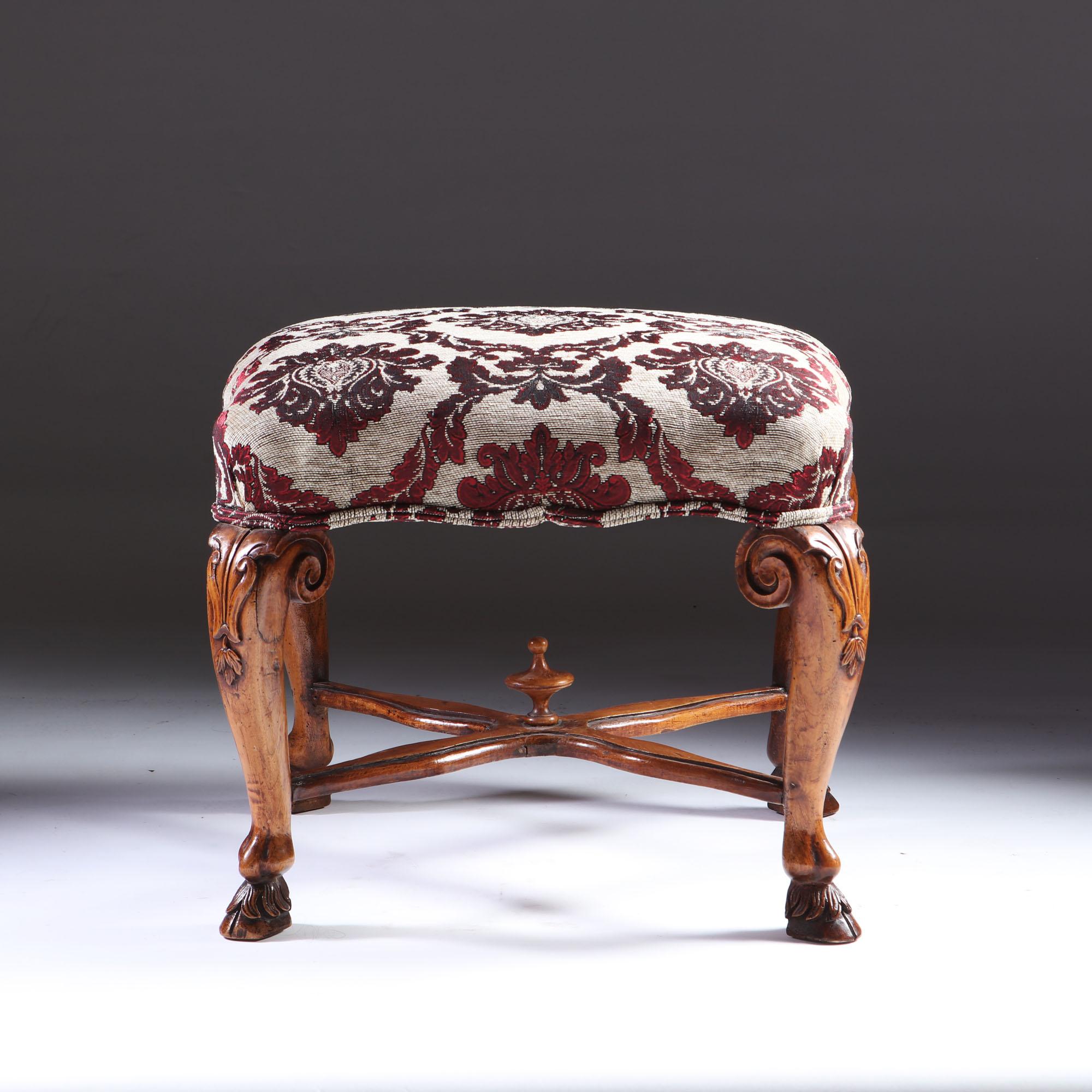 Pair of Early 18th Century Italian Rococo Walnut Stools For Sale 4