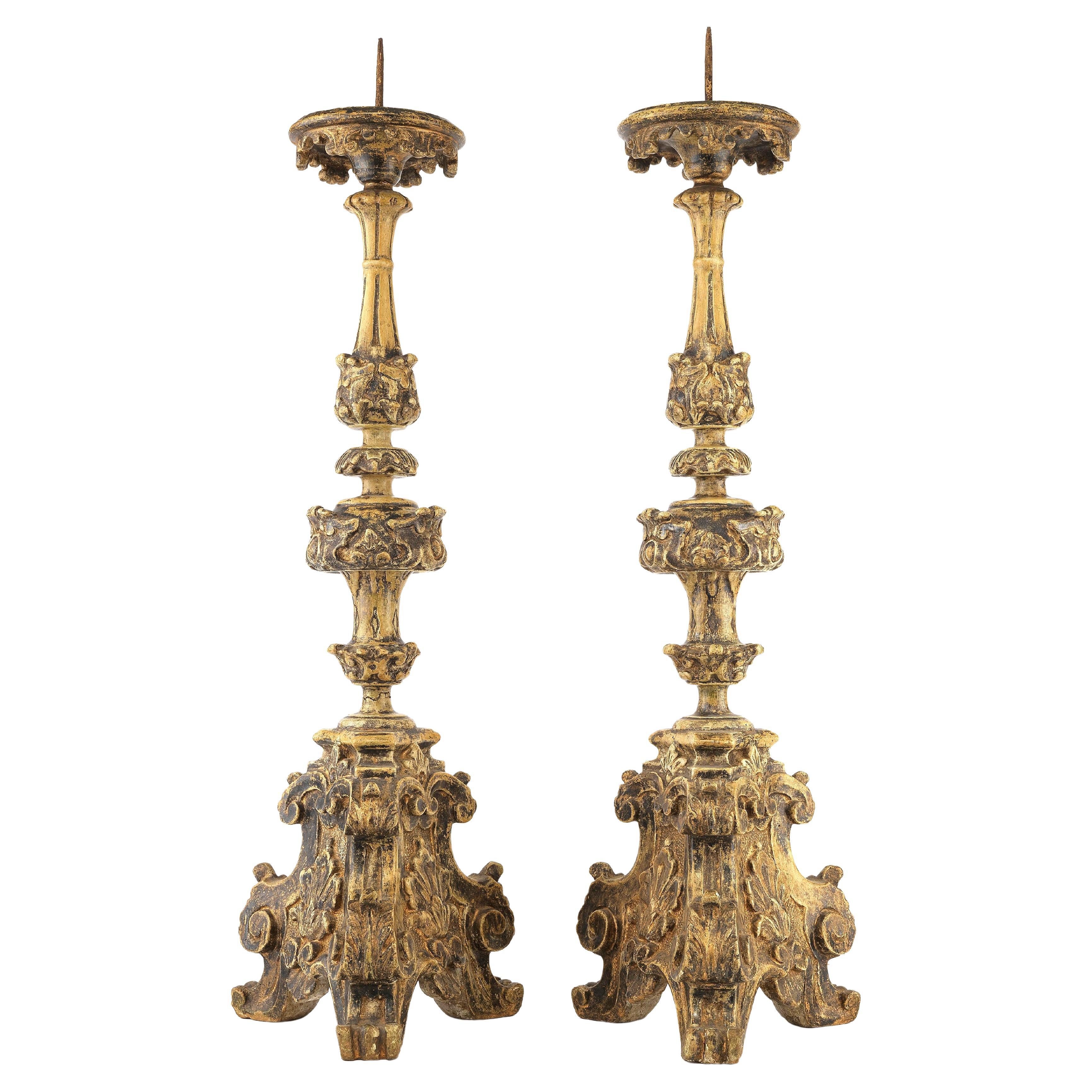 Paire de chandeliers italiens en plâtre et Wood Wood du début du 18e siècle