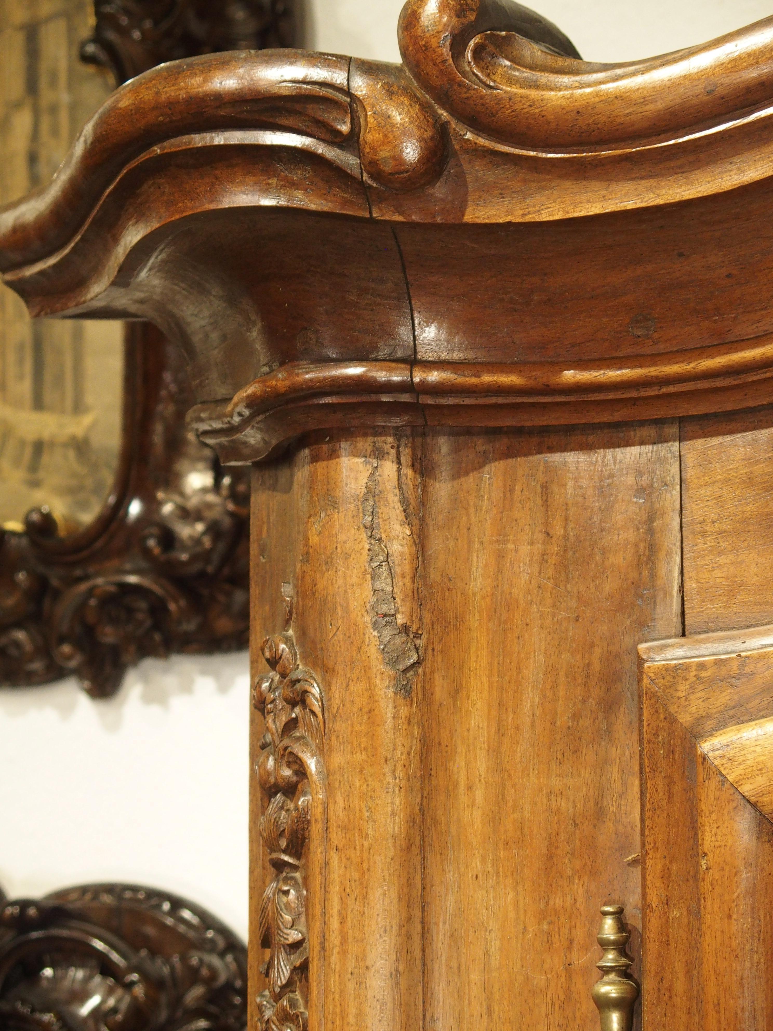 Paire d'armoires en noyer et bois d'olivier du début du XVIIIe siècle provenant de l'Est de la France 11