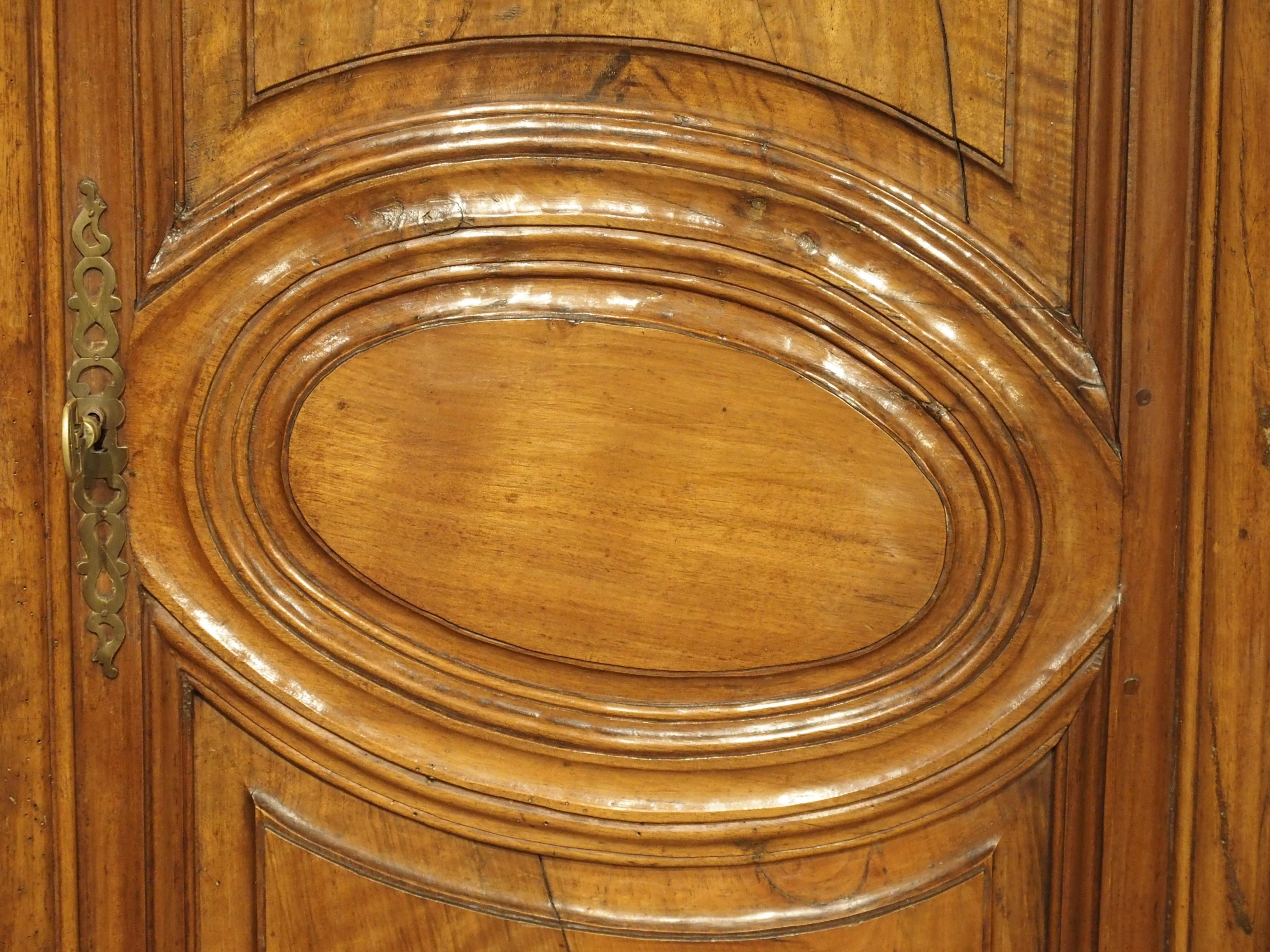 Pin Paire d'armoires en noyer et bois d'olivier du début du XVIIIe siècle provenant de l'Est de la France
