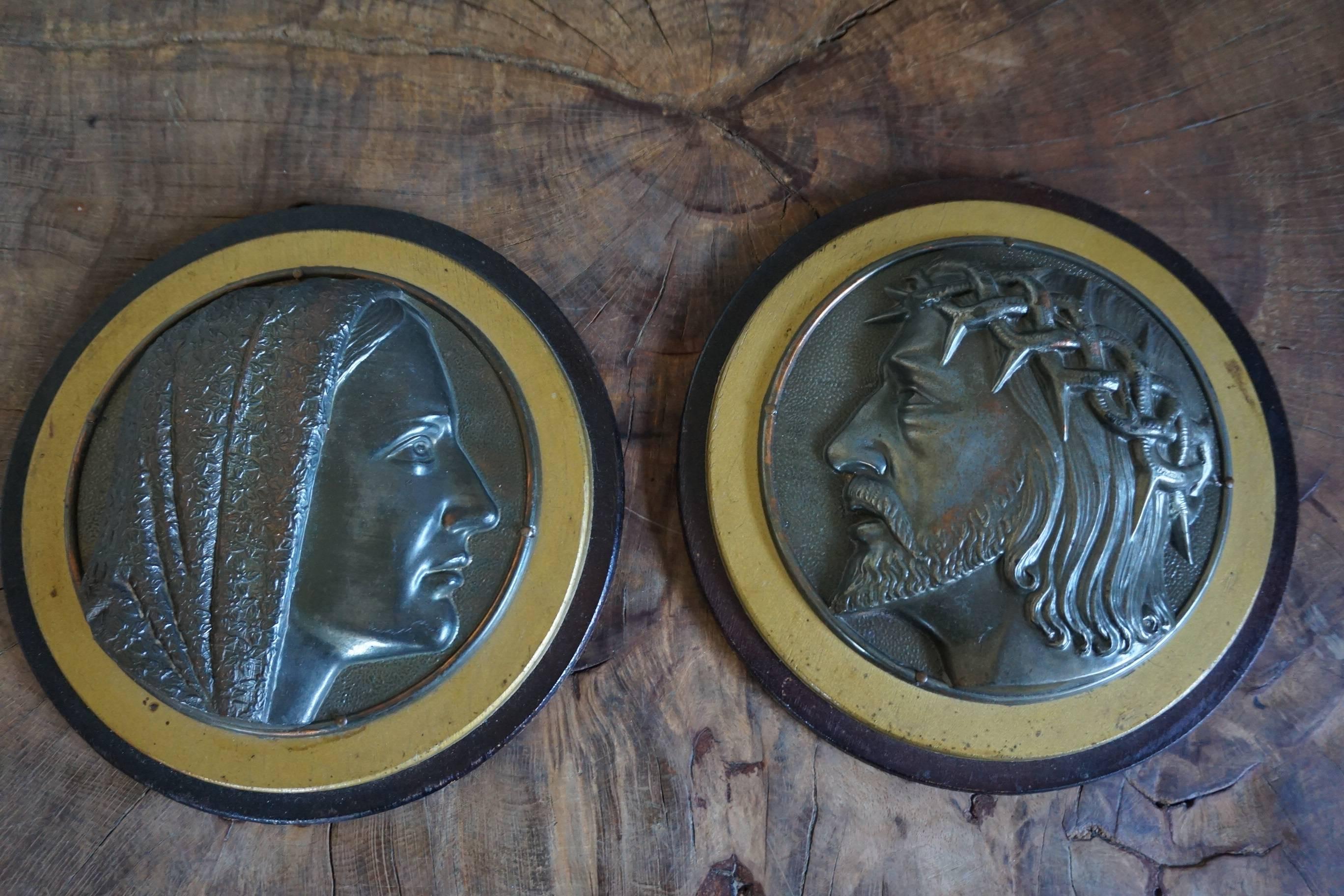 Paar runde Wandtafelnskulpturen aus Messing und Holz von Christus und Maria aus den frühen 1900er Jahren im Angebot 4